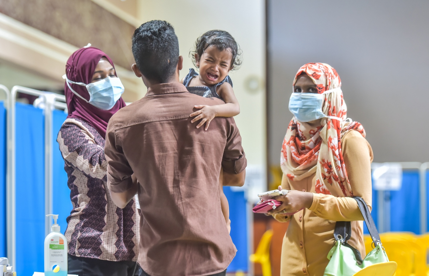 ރޯގާ އެންމެ ބޮޑަށް ފެތުރެމުން ދިޔަ ދުވަސްވަރު ފަރުވާ ހޯދުމަށް އައިޖީއެމްއެޗަށް ގޮސް ތިބި ބަޔަކު މާސްކް އަޅައިގެން-- މިހާރު ފޮޓޯ