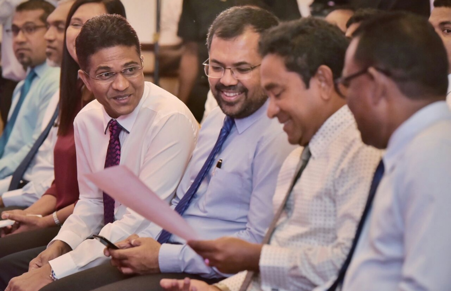 ރަސްމިއްޔާތެއްގައި ރައީސް ޔާމީން (ކ-2) އާއި މިނިސްޓަރުންނާއި މަޖިލިހުގެ މެމްބަރުން. - ފޮޓޯ: މިހާރު