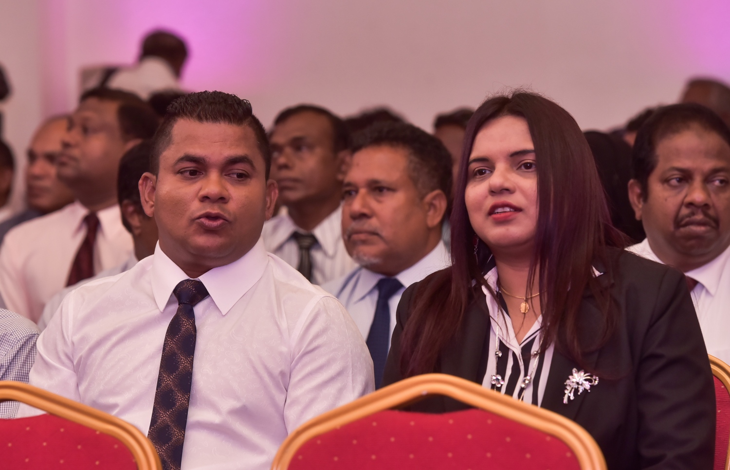 ޕީޕީއެމާ އަލަށް ގުޅުނު މީހުންތަކެއްގެ ފޯމު ހަވާލުކުރަން ދަރުބާރުގޭގައި މިދިޔަ މާޗުމަހު ބޭއްވި ރަސްމިއްޔާތެއްގައި ހުޅުދޫ ދާއިރާގެ މެމްބަރު ޝާހިދުގެ ދެކަނބަލުން ބައިވެރިވެވަޑައިގަންނަވަނީ.---މިހާރު ފޮޓޯ