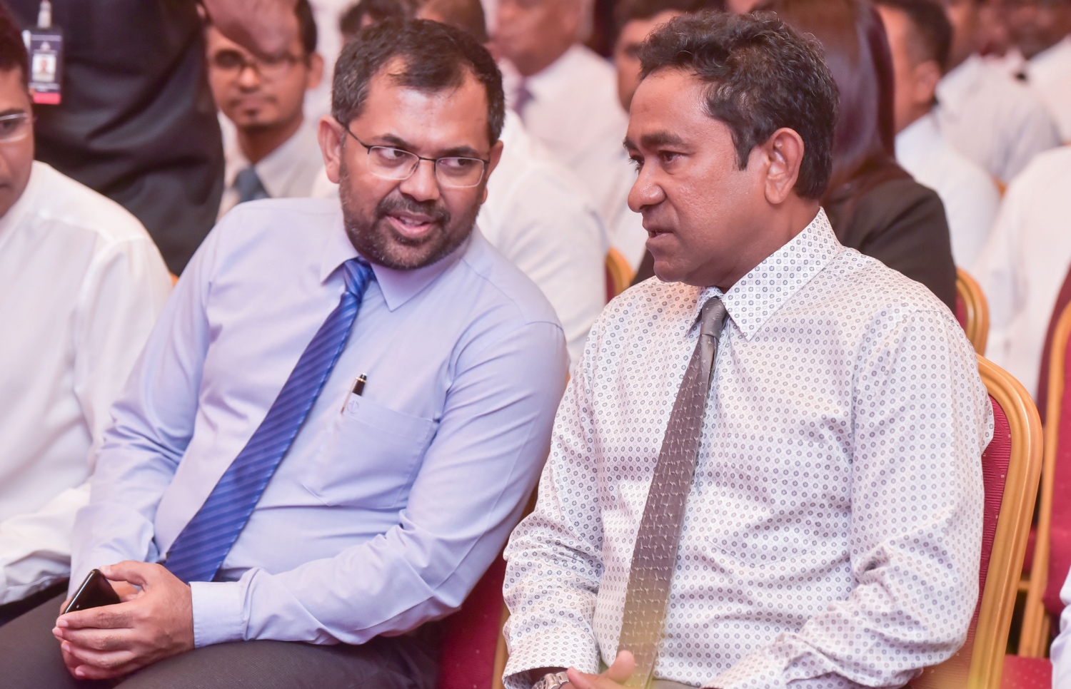 ޕީޕީއެމާ އަލަށް ގުޅުނު ބައެއް މީހުންގެ ފޯމު ހަވާލުކުރަން ދަރުބާރުގޭގައި މިއަދު ބޭއްވި ރަސްމިއްޔާތުގައި ރައީސް ޔާމީނާއި ޓޫރިޒަމް މިނިސްޓަރު ޒަމީރު ވާހަކަ ދައްކަވާލައްވަނީ: ވިޔަފާރިވެރިޔާ ޖާބިރު ވަނީ ރައީސް ޔާމީނަށް ވަރަށް ބޮޑަށް ފާޑުވިދާޅުވެފައި.---ފޮޓޯ: ހުސެއިން ވަހީދު/މިހާރު