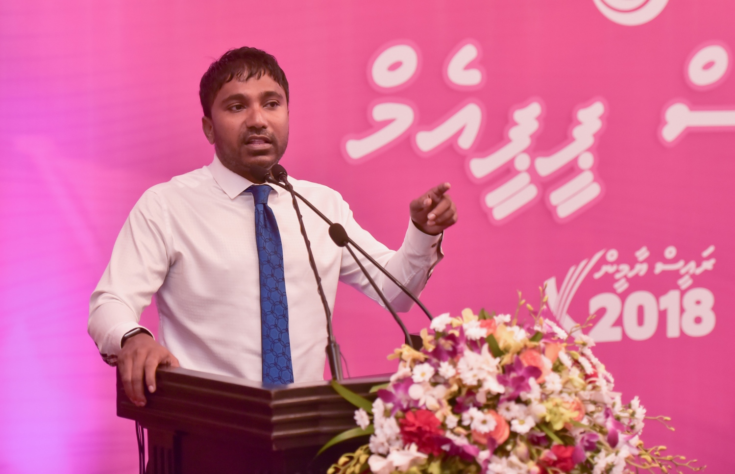 ޕީޕީއެމްގެ ޖަލްސާއެއްގައި އިލްހާމް ވާހަކަ ދައްކަވަނީ. -- ހުސެއިން ވަހީދު/މިހާރު