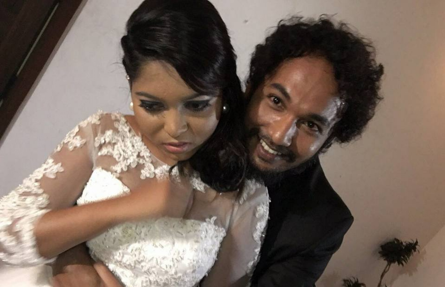 ޑްރާމާ ސިލްސިލާ "ލޯބީގެ ހިޔަނި" ގެ މަންޒަރެއްގައި އަޒޭ އާއި މަލް.