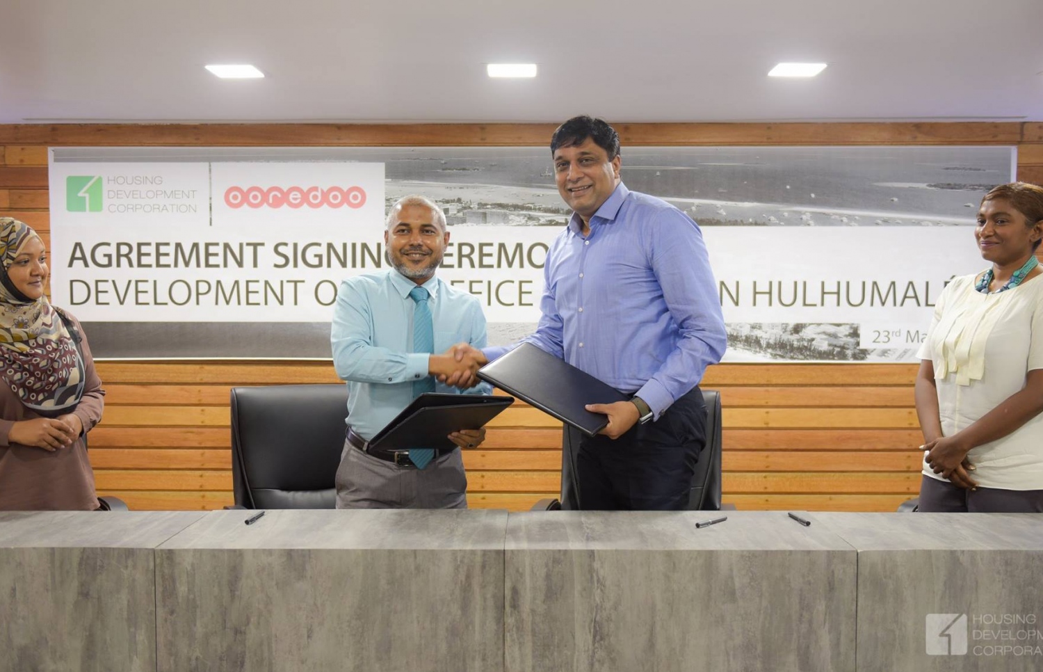 އުރީދޫގެ ހެޑްކުއާޓަރު އެޅުމަށް ހުޅުމާލެއިން ބިން ހަވާލުކުރުމުގެ އެއްބަސްވުމުގައި ސޮއިކުރެއްވުމަށްފަހު އުރީދޫގެ ސީއީއޯ ވިކްރަމް (ކ) އަދި އެޗްޑީސީގެ އެމްޑީ ސައިމަން ސަލާމްކުރައްވަނީ. ފޮޓޯ: އުރީދޫ