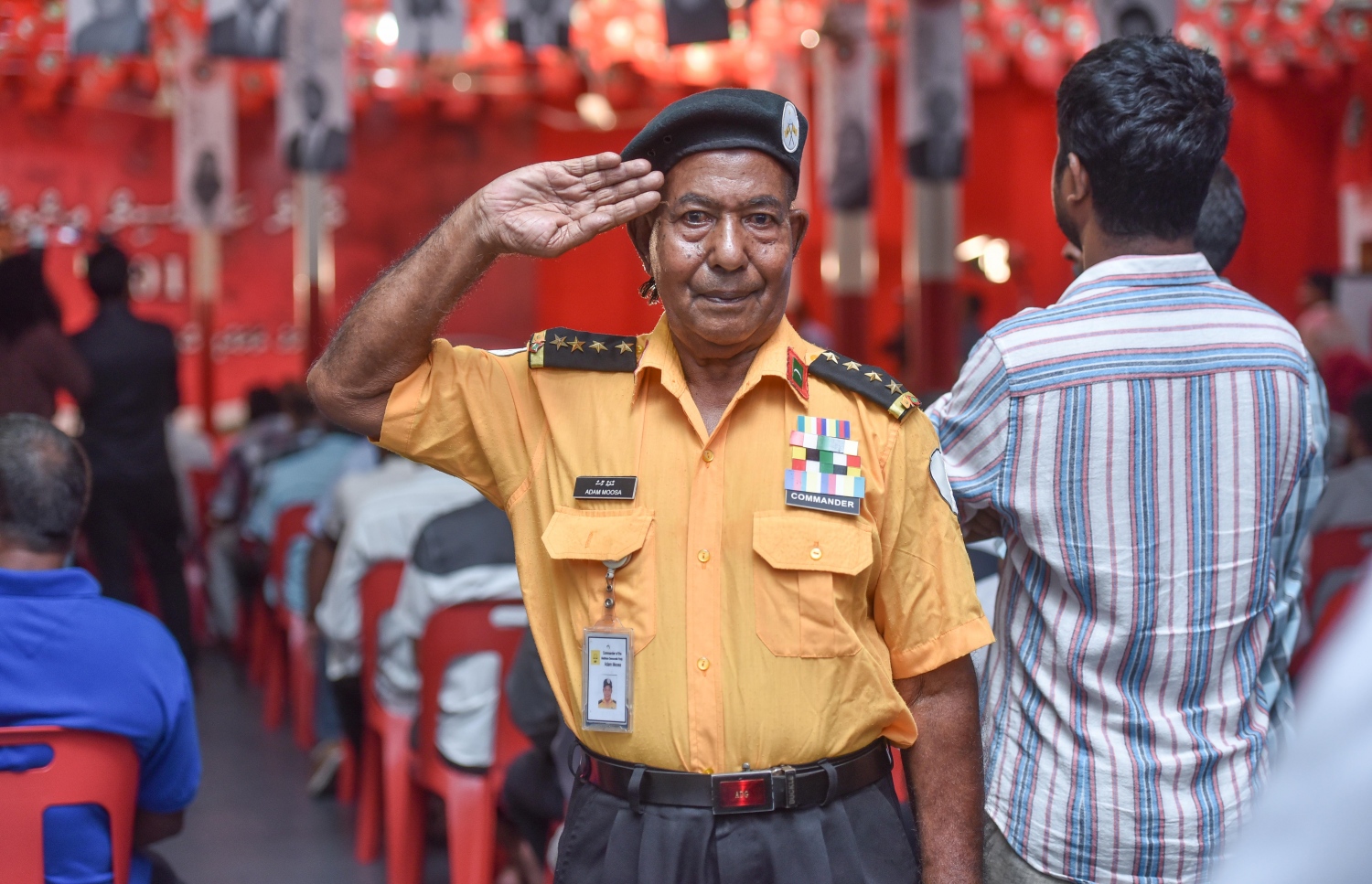 މާލެ: މާޗް 23، 2017- ޖޭޕީގެ އޮފީސް ކުނޫޒްގައި ބޭއްވި ޖަލްސާގައި، އެންމެ ބޮޑު އިދިކޮޅު ޕާޓީ އެމްޑީޕީގެ ސަޕޯޓަރަކު މަޑުކޮށްލައިގެން.---ފޮޓޯ: ހުސެއިން ވަހީދު/މިހާރު