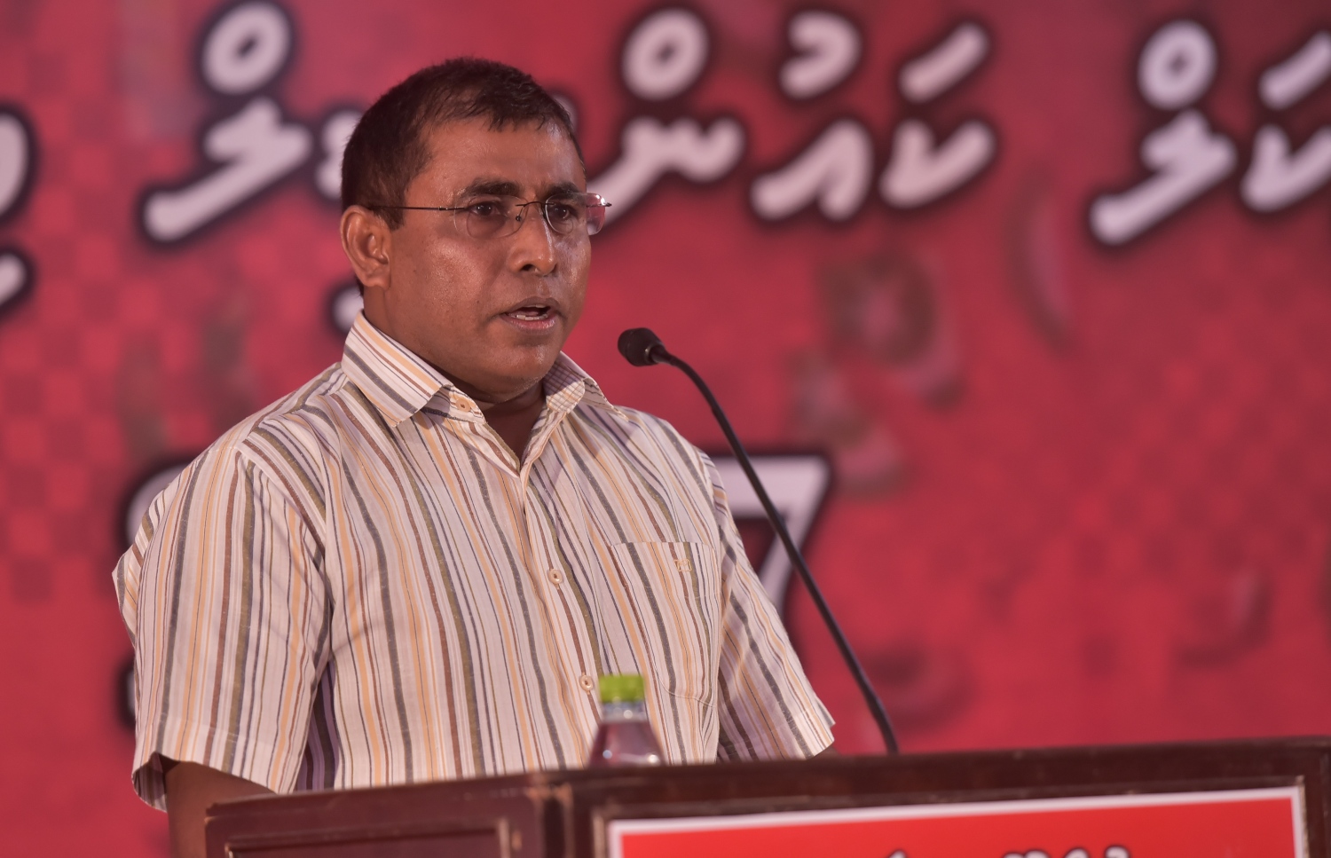 މާލެ: މާޗް 23، 2017- ޖޭޕީގެ އޮފީސް ކުނޫޒްގައި ބޭއްވި ޖަލްސާގައި ކުރީގެ ޓޫރިޒަމް މިނިސްޓަރު އަދި ޖޭޕީގެ ކައުންސިލް މެމްބަރު ޑރ. އަބްދުﷲ މައުސޫމް ވާހަކަ ދައްކަވަނީ.---ފޮޓޯ: ހުސެއިން ވަހީދު/މިހާރު