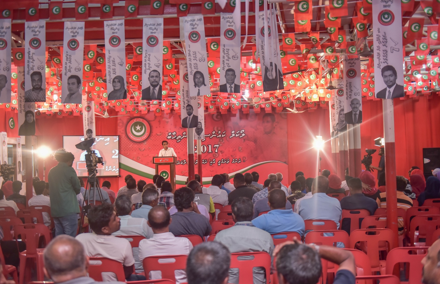 މާލެ: މާޗް 23، 2017- ޖޭޕީގެ އޮފީސް ކުނޫޒްގައި ބޭއްވި ޖަލްސާގެ ތެރެއިން.---ފޮޓޯ: ހުސެއިން ވަހީދު/މިހާރު