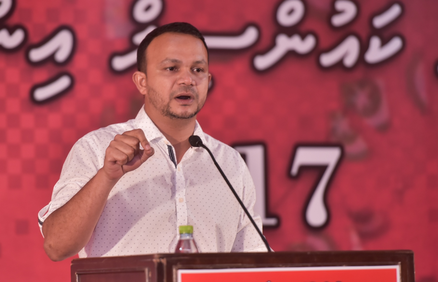 މާލެ: މާޗް 23، 2017- ޖޭޕީގެ އޮފީސް ކުނޫޒްގައި ބޭއްވި ޖަލްސާގައި ކެންދޫ ދާއިރާގެ މެމްބަރު އަލީ ހުސެއިން ވާހަކަ ދައްކަވަނީ.---ފޮޓޯ: ހުސެއިން ވަހީދު/މިހާރު