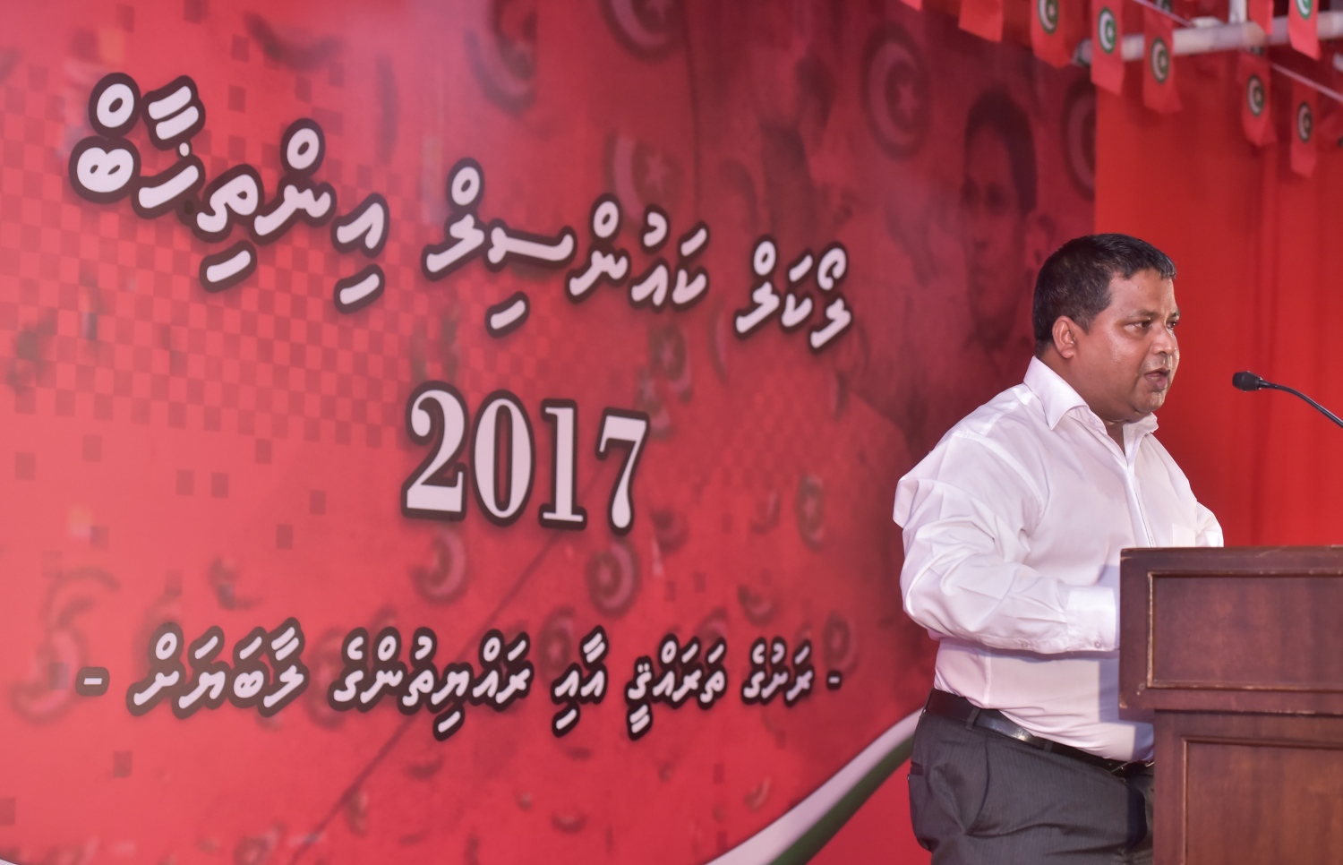 މާލެ: މާޗް 23، 2017- ޖޭޕީގެ އޮފީސް ކުނޫޒްގައި ބޭއްވި ޖަލްސާގައި އެ ޕާޓީގެ ނައިބު ލީޑަރު ޑރ. ހުސެއިން ރަޝީދު ހަސަން ވާހަކަ ދައްކަވަނީ.---ފޮޓޯ: ހުސެއިން ވަހީދު/މިހާރު