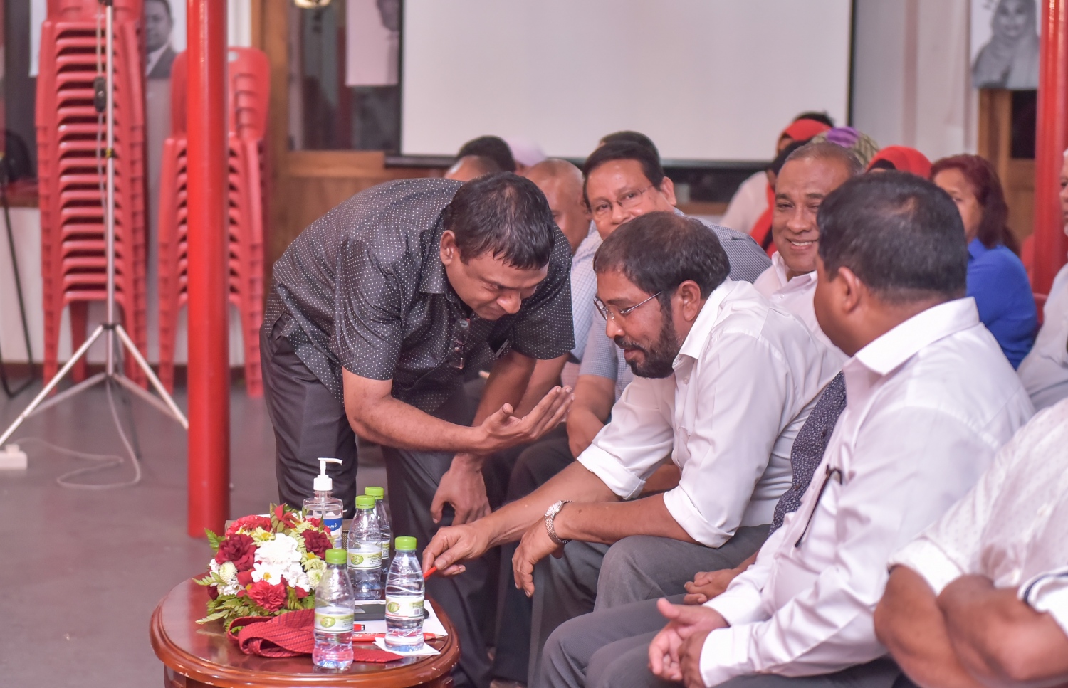 މާލެ: މާޗް 23، 2017- ޖޭޕީގެ އޮފީސް ކުނޫޒްގައި ބޭއްވި ޖަލްސާގައި އެ ޕާޓީގެ ލީޑަރު ގާސިމާއި ތޮއްޑޫ ދާއިރާގެ މެމްބަރު އިބްރާހިމް ހަސަން މަޝްވަރާ ކުރައްވަނީ.---ފޮޓޯ: ހުސެއިން ވަހީދު/މިހާރު