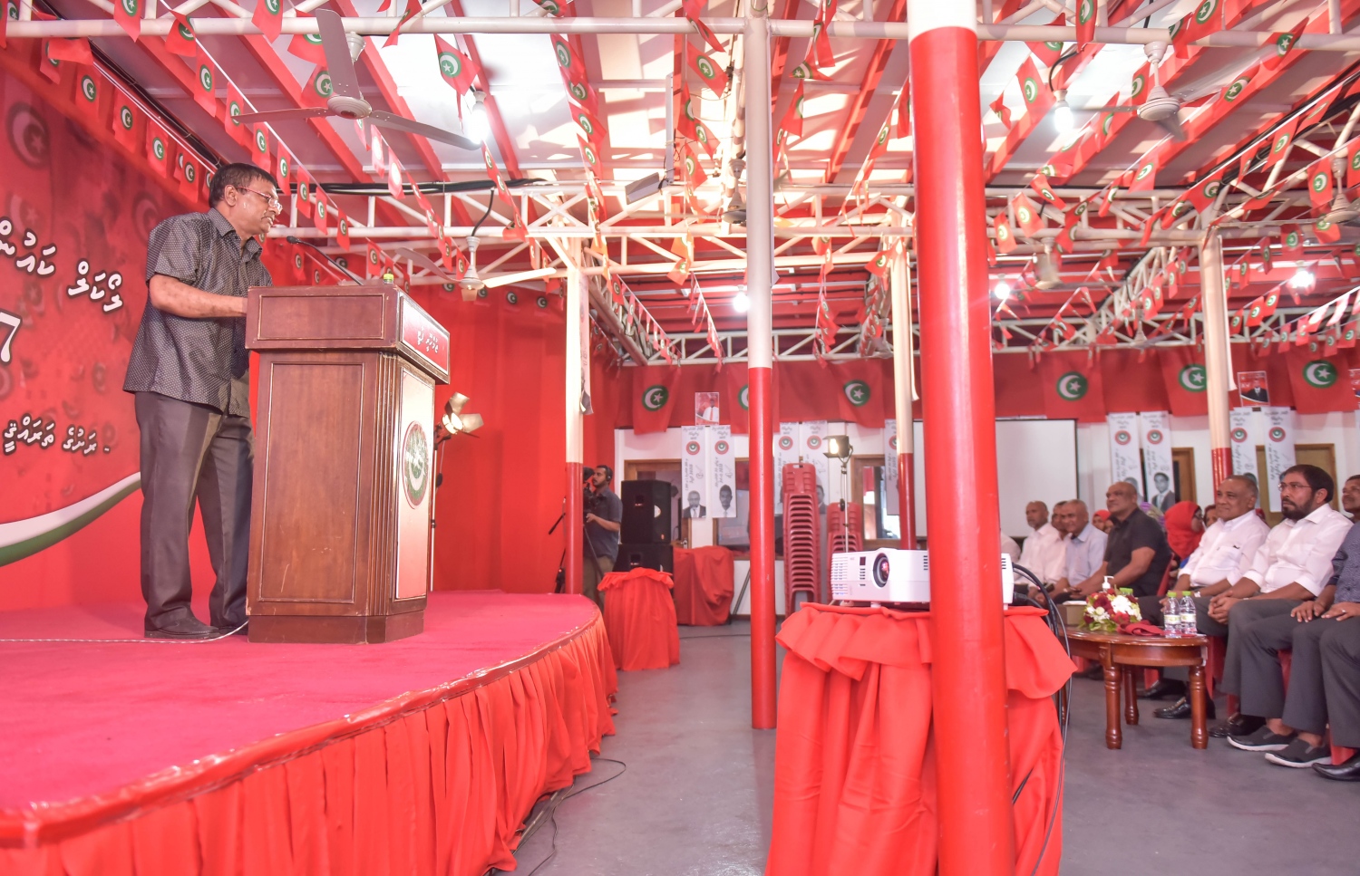 މާލެ: މާޗް 23، 2017- ޖޭޕީގެ އޮފީސް ކުނޫޒްގައި ބޭއްވި ޖަލްސާގައި ތޮއްޑޫ ދާއިރާގެ މެމްބަރު އިބްރާހިމް ހަސަން ވާހަކަ ދައްކަވަނީ.---ފޮޓޯ: ހުސެއިން ވަހީދު/މިހާރު