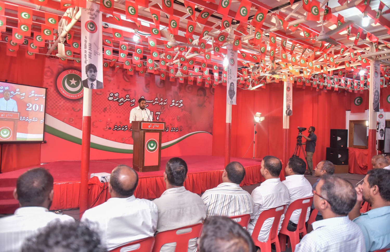 މާލެ: މާޗް 23، 2017- ޖޭޕީގެ އޮފީސް ކުނޫޒްގައި ބޭއްވި ޖަލްސާގައި އެ ޕާޓީގެ ލީޑަރު ގާސިމް ވާހަކަ ދައްކަވަނީ: ރައީސް ޔާމީނަށް ދެން ދުވަހަކު ވެސް ތާއީދު ނުކުރައްވާނެ ކަމަށާއި އެ ތާއީދު އަނބުރާ ގެންދަވާފައިވާ ކަމަށް ގާސިމް ވިދާޅުވޭ.---ފޮޓޯ: ހުސެއިން ވަހީދު/މިހާރު