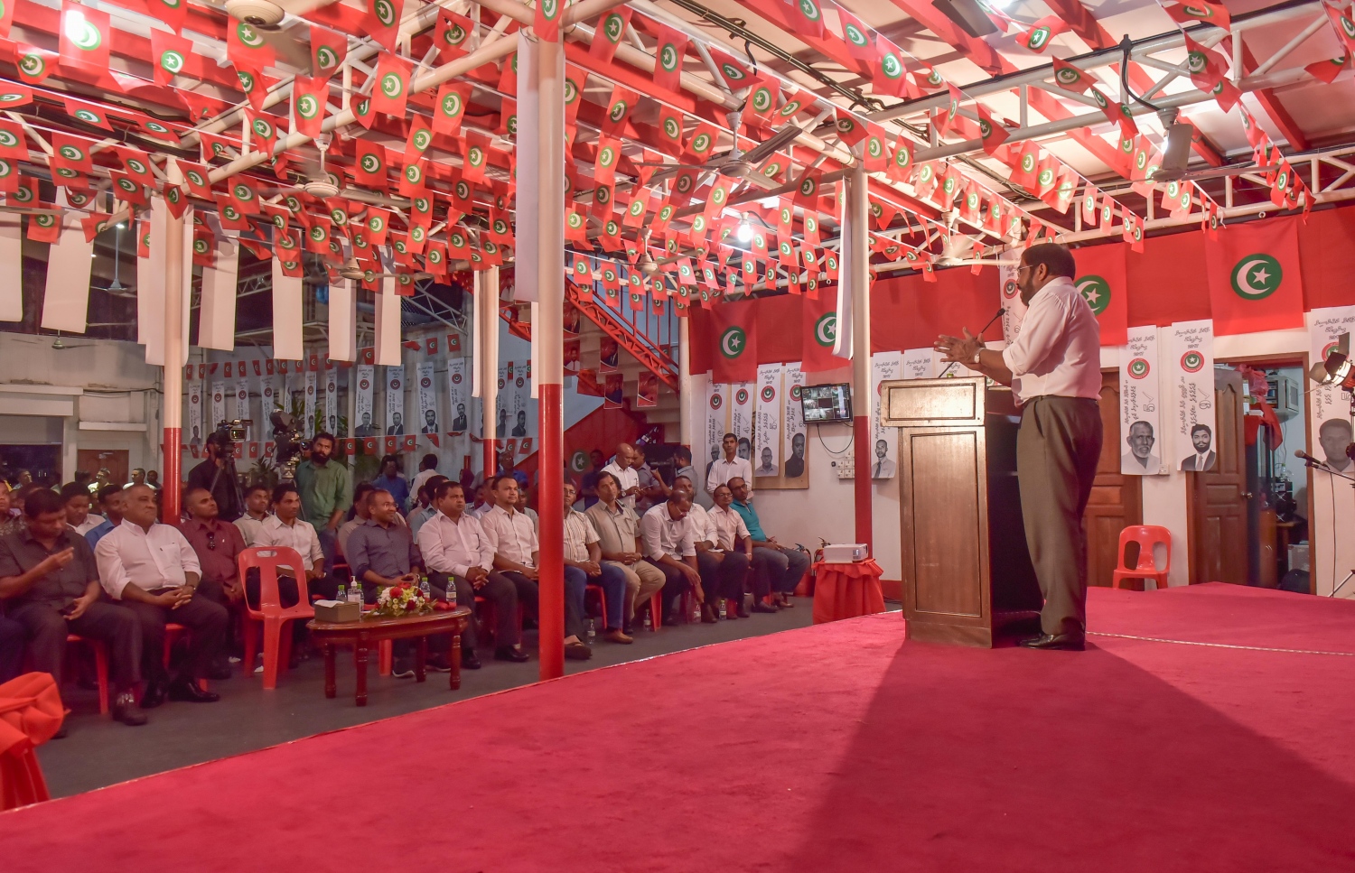 މާލެ: މާޗް 23، 2017- ޖޭޕީގެ އޮފީސް ކުނޫޒްގައި ބޭއްވި ޖަލްސާގައި އެ ޕާޓީގެ ލީޑަރު ގާސިމް ވާހަކަ ދައްކަވަނީ: ރައީސް ޔާމީނަށް ދެން ދުވަހަކު ވެސް ތާއީދު ނުކުރައްވާނެ ކަމަށާއި އެ ތާއީދު އަނބުރާ ގެންދަވާފައިވާ ކަމަށް ގާސިމް ވިދާޅުވޭ.---ފޮޓޯ: ހުސެއިން ވަހީދު/މިހާރު