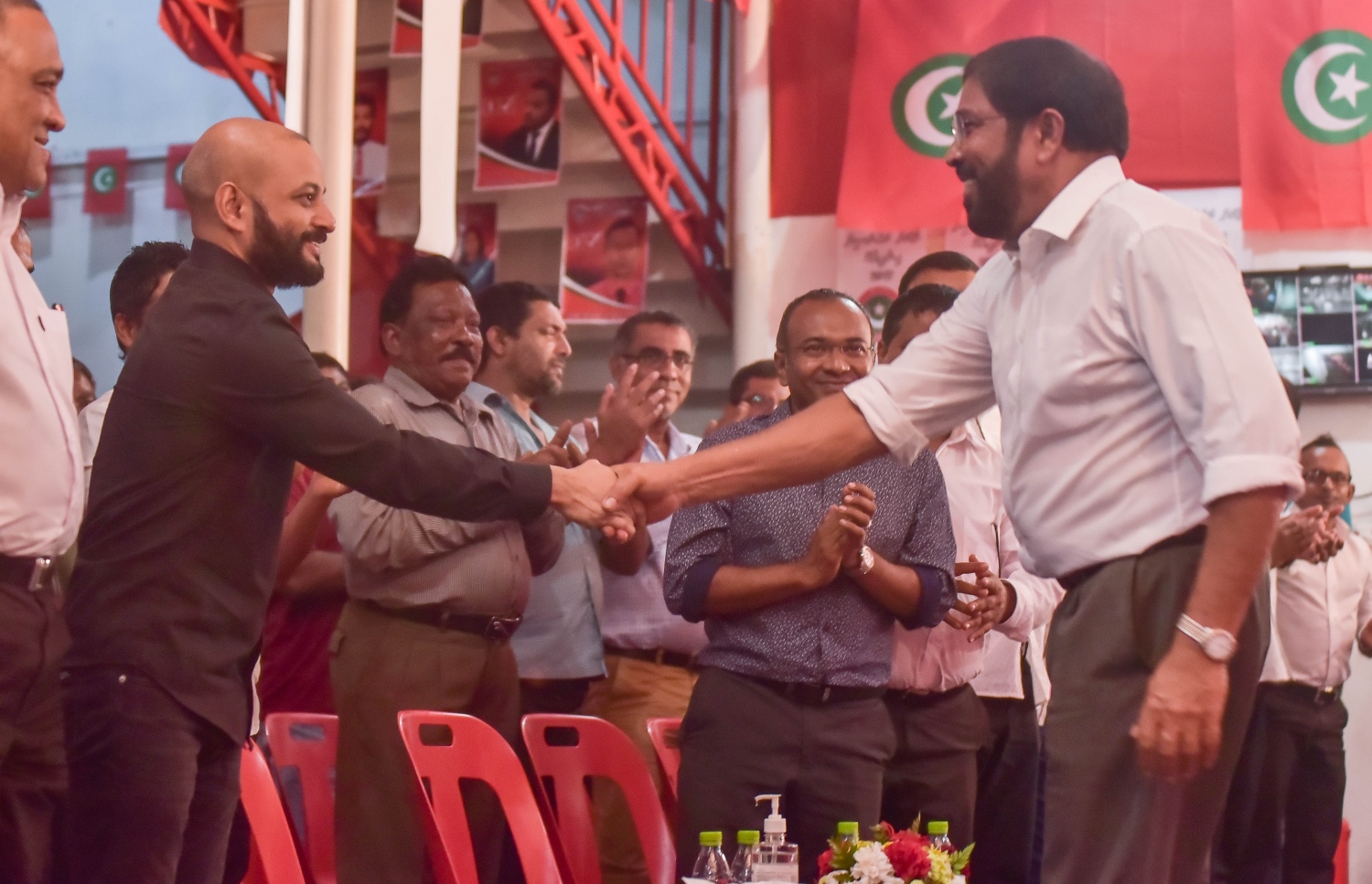 މާލެ: މާޗް 23، 2017- ޖުމްހޫރީ ޕާޓީން އެ ޕާޓީގެ މައި އޮފީހުގައި ބޭއްވި ހާއްސަ ޖަލްސާ ނިންމާލުމަށް ފަހު، އެ ޕާޓީގެ ލީޑަރު ގާސިމް އިބްރާހިމާއި ދިއްގަރު ދާއިރާގެ މެމްބަރު ފާރިސް މައުމޫން ސަލާމް ކުރައްވާއިރު، އެމްޑީޕީގެ ޗެއާޕާސަން ހަސަން ލަތީފް ބަލަހައްޓަވައިގެން .---ފޮޓޯ: ހުސެއިން ވަހީދު/މިހާރު