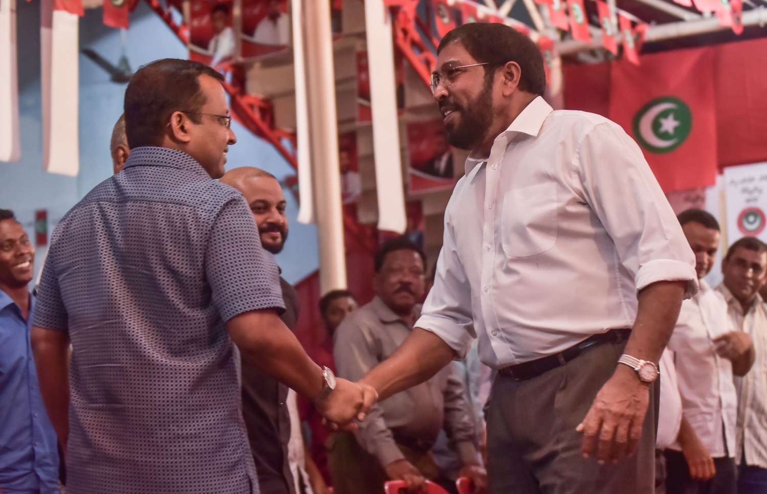 މާލެ: މާޗް 23، 2017- ޖޭޕީގެ އޮފީސް ކުނޫޒްގައި ބޭއްވި ޖަލްސާގައި، އެ ޕާޓީގެ ލީޑަރު ގާސިމް ވާހަކަ ދެއްކެވުމަށް ފަހު، ޖޭޕީގެ ނައިބު ލީޑަރު ކިނބިދޫ ދާއިރާގެ އަބްދުﷲ ރިޔާޒްއާ ސަލާމް ކުރައްވަނީ.----ފޮޓޯ: ހުސެއިން ވަހީދު/މިހާރު