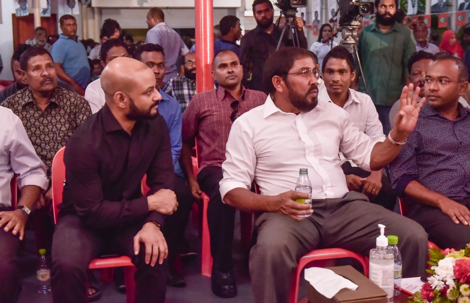 މާލެ: މާޗް 23، 2017- ޖޭޕީގެ އޮފީސް ކުނޫޒްގައި ބޭއްވި ޖަލްސާގައި، އެ ޕާޓީގެ ލީޑަރު ގާސިމާއި ޕީޕީއެމްގެ މައުމޫން ފެކްޝަންގެ އިސް މެމްބަރު ފާރިސް ބައިވެރިވެވަޑައިގަންނަވަނީ.----ފޮޓޯ: ހުސެއިން ވަހީދު/މިހާރު