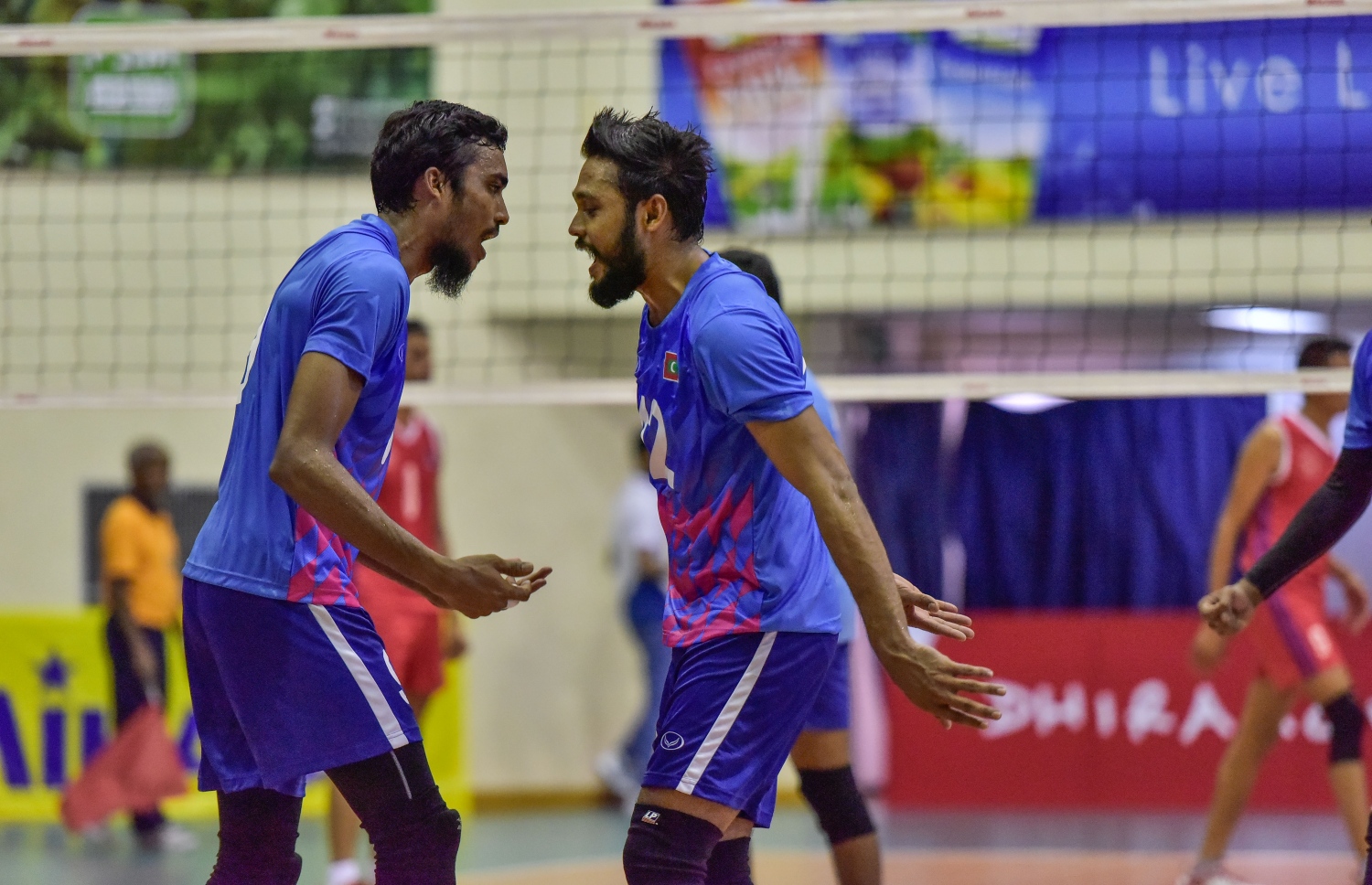 ގައުމީ ޓީމުގެ މެޗެއްގެ ތެރެއިން ހުޒާމް (ކ) އާއި ކުޑަކާއްޓޭ. -- ފޮޓޯ: ނިޝާން އަލީ/ މިހާރު