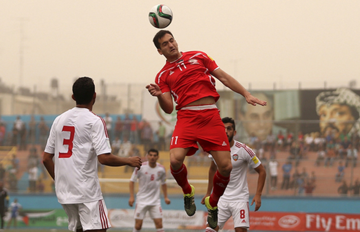 ފަލަސްތީނުގެ މެޗެއްގެ ތެރެއިން މަޓިއަޝް ބޮލުން ބޯޅަ ފޮނުވާލަނީ.--