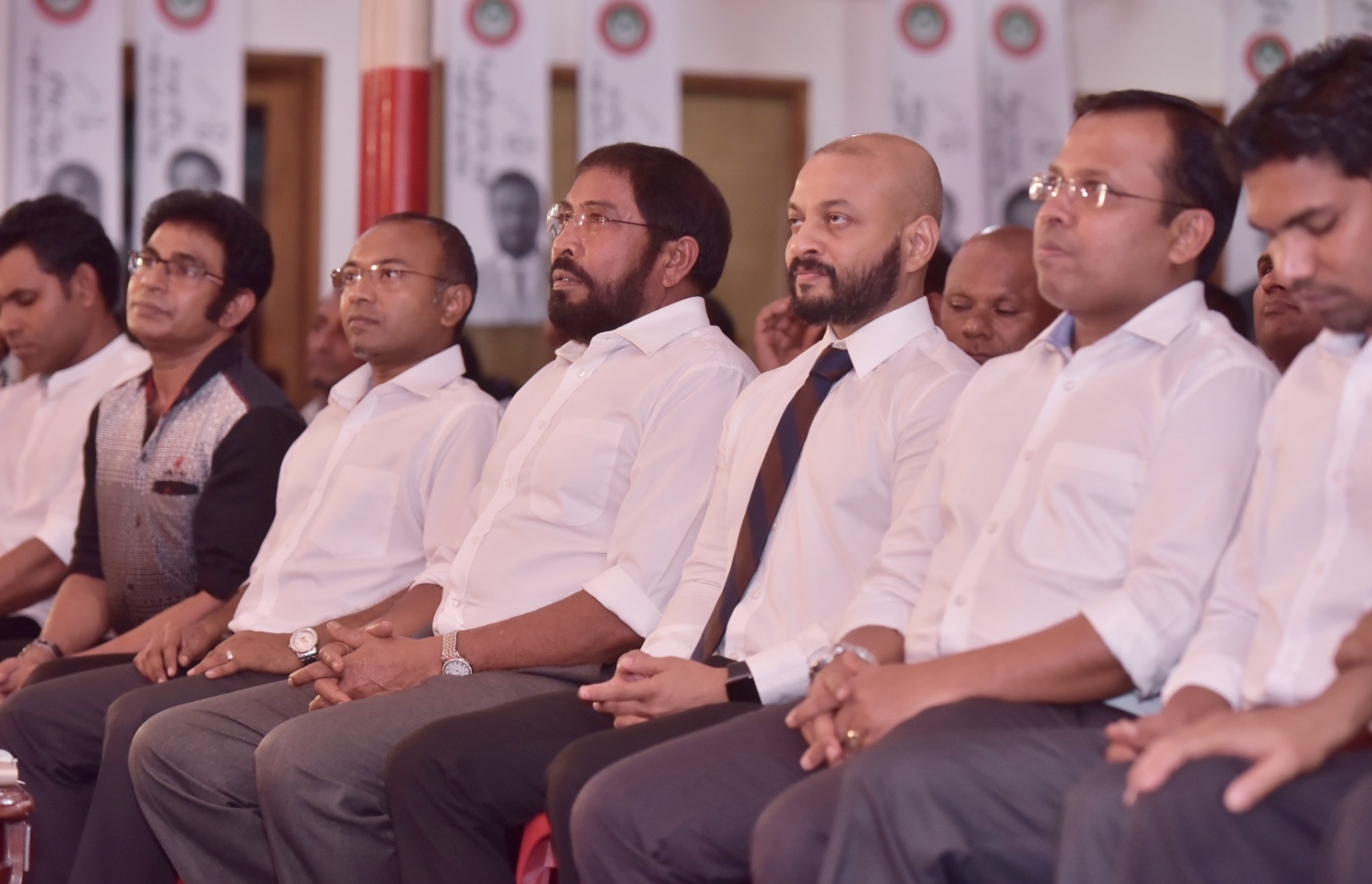 އިދިކޮޅު ސިޔާސީ ޕާޓީތައް ގުޅިގެން ބޭއްވި ޖަލްސާގައި ޕާޓީތަކުގެ އިސް ބޭފުޅުން ބައިވެރިވެވަޑައިގަންނަވަނީ. --ފޮޓޯ: ހުސެއިން ވަހީދު/ މިހާރު