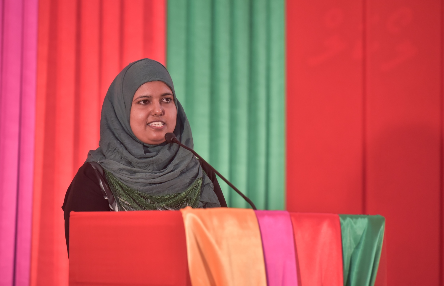 ކުނޫޒްގައި ބޭއްވި އިދިކޮޅު އިއްތިހާދުގެ ޖަލްސާއެއްގައި ޝިދާތާ ވާހަކަދައްކަވަނީ: މި އަހަރުގެ އޮގަސްޓު މަހާ ހަމައަށް އޭނާގެ ޕާސްޕޯޓު ވަނީ ހިފަހައްޓާފައި. ----ފޮޓޯ: ހުސެއިން ވަހީދު/މިހާރު