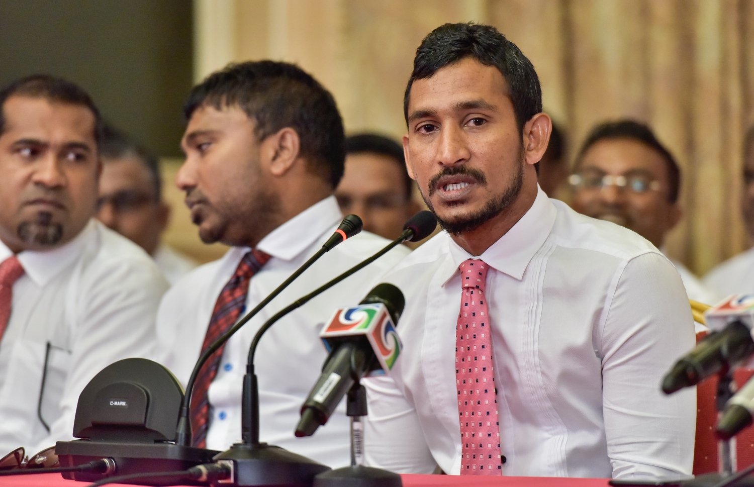 ޕީޕީއެމް/އެމްޑީއޭގެ ޖޮއިންޓް ޕާލަމެންޓްރީ ގުރޫޕުގެ ނިއުސް ކޮންފަރެންސްގައި ފަލާހް ވާހަކަ ދައްކަވަނީ.---މިހާރު ފޮޓޯ: ނިޝާން އަލީ