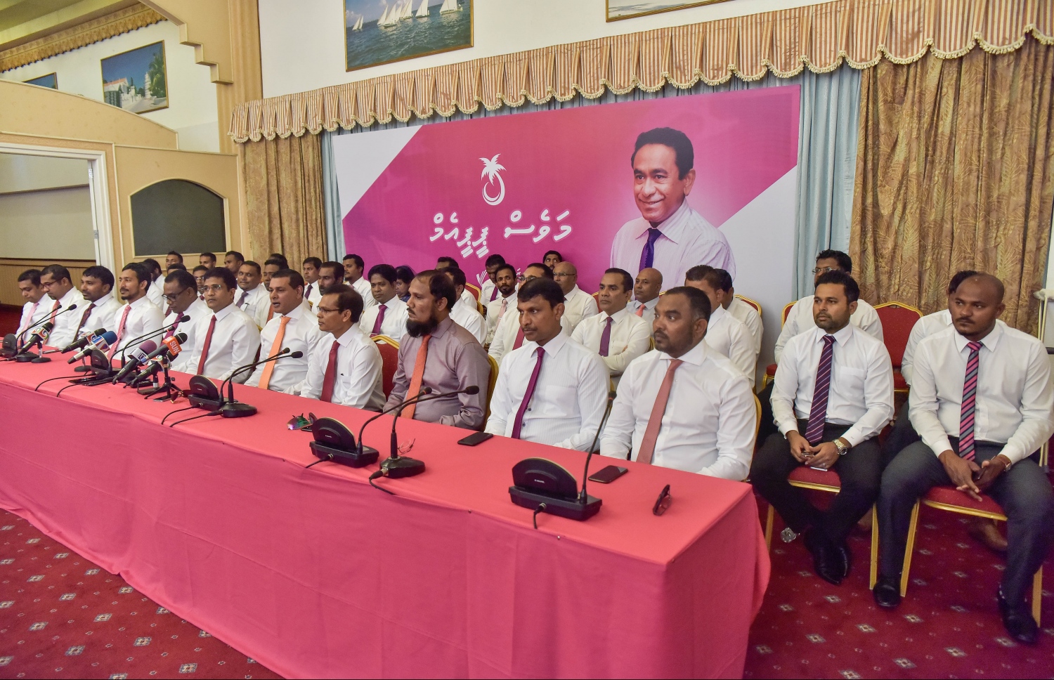 ޕީޕީއެމް/އެމްޑީއޭގެ މެމްބަރުންތަކެއް ޕްރެސް ކޮންފަރެންސެއްގައި ބައިވެރިވެވަޑައިގަންނަވަނީ. - ފޮޓޯ: ނިޝާން އަލީ/ މިހާރު