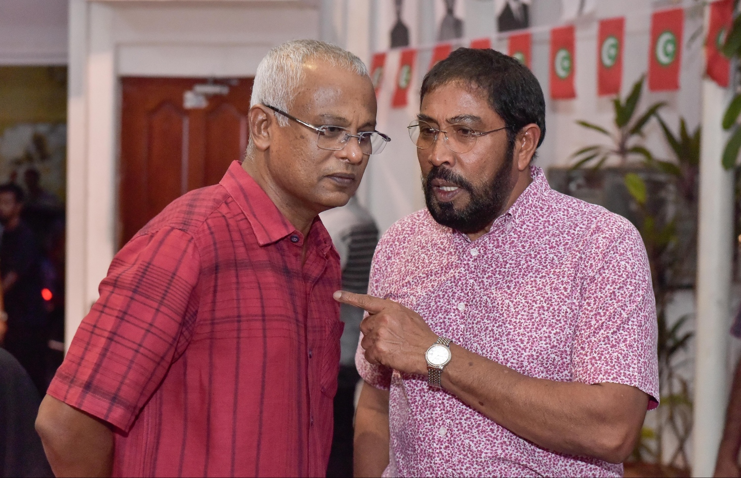ޖުމްހޫރީ ޕާޓީގެ ހަރުގޭގައި ބޭއްވި ޖަލްސާގައި އެ ޕާޓީގެ ލީޑަރު ގާސިމާއި ރައީސް.---ފޮޓޯ: ނިޝާން އަލީ/މިހާރު