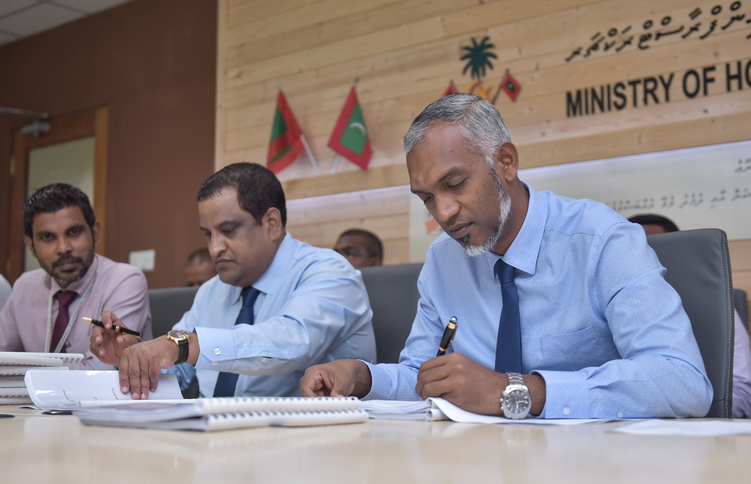 ހަ ރަށެއްގެ ޖެޓީ ހަދަން އެމްއާރުޑީސީއާ ހަވާލު ކުރަން ބޭއްވި ރަސްމިއްޔާތުގައި، މުއިއްޒު (ކ) އާއި ނިމާލް (ކ-2) އެއްބަސްވުންތަކުގައި ސޮއި ކުރައްވަނީ. - ފޮޓޯ: ހުސެއިން ވަހީދު/ މިހާރު