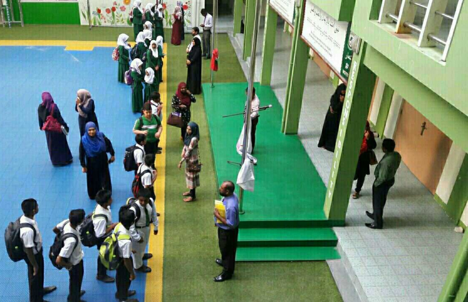 އަރަބިއްޔާގެ ދަރިވަރުންތަކެއް ސްކޫލު ގޯތިތެރޭގައި މަޑުކޮށްލައިގެން --ފޮޓޯ: ސޯޝަލް މީޑިއާ