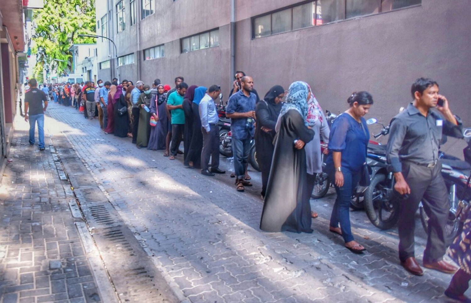 ވެކްސިން ޖަހަން އޭޑީކޭ ކައިރީގައި މިއަދު ކިޔޫ ހަދާލާފައި.-- ފޮޓޯ: ހުސެއިން ވަހީދު/ މިހާރު