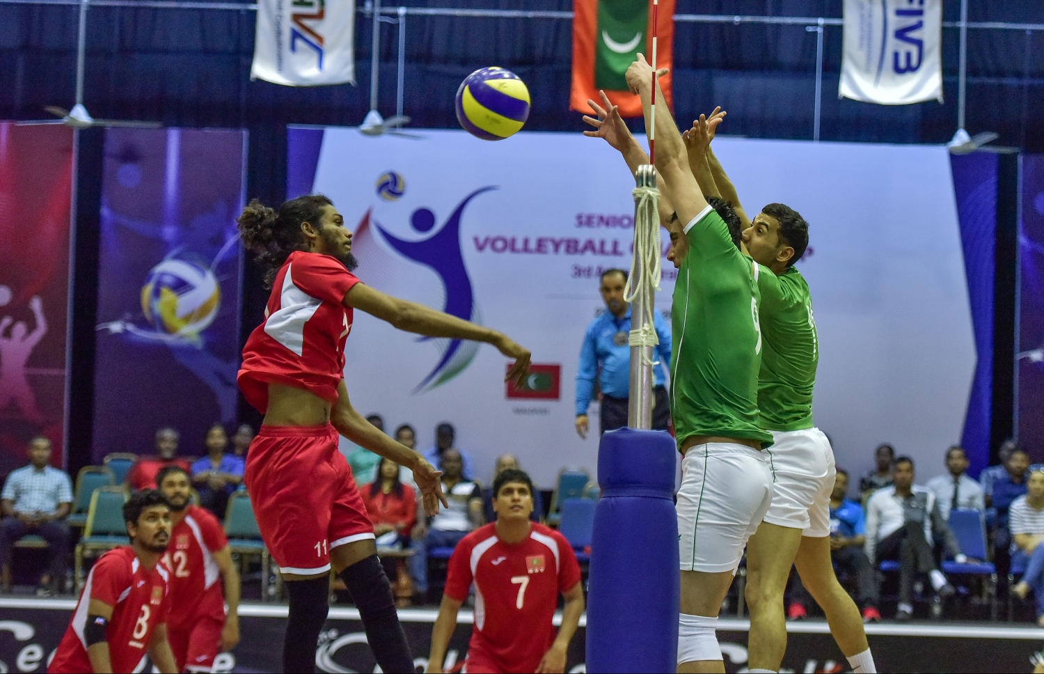 ރާއްޖޭގެ ނިލާމްގެ ޝޮޓެއް ބްލޮކްކުރަން ތުރުކުމެނިސްތާން ކުޅުންތެރިޔަކު މަސައްކަތްކުރަނީ. --ފޮޓޯ: ނިޝާން އަލީ/ މިހާރު