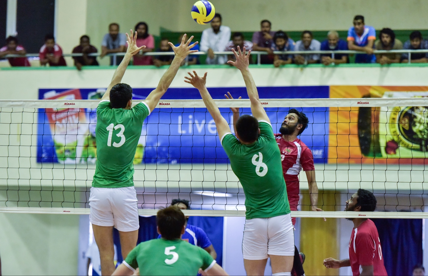 ރާއްޖޭގައި ބޭއްވުނު އޭވީސީ ވޮލީބޯޅަ މުބާރާތުގައި ރާއްޖެ އާއި ތުރުކުމެނިސްތާން ކުޅުނު މެޗުގެ ތެރެއިން. -- ފޮޓޯ: މިހާރު