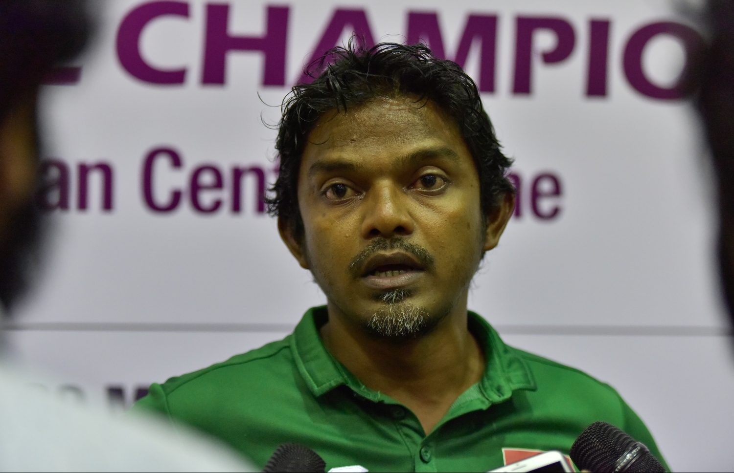 ވޮލީބޯޅައިގައި ގިނަ ދުވަސްތަކެއް ވަންދެން މަސައްކަތްކުރި ކޯޗު ޝަރަފް. -- ފޮޓޯ: ނިޝާން އަލީ/ މިހާރު