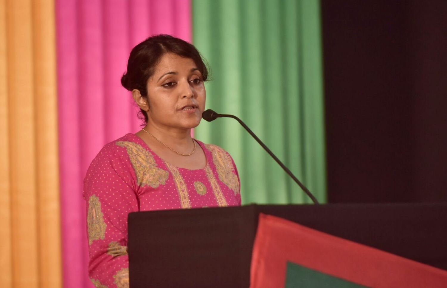 ކުނޫޒްގައި ބޭއްވި ޖަލްސާގައި އެމަނިކުފާނުގެ މެސެޖް ދަރިކަނބަލުން ޔުމްނާ މައުމޫން އިއްވަވައި ދެއްވަނީ. --ފޮޓޯ: ހުސެއިން ވަހީދު/ މިހާރު