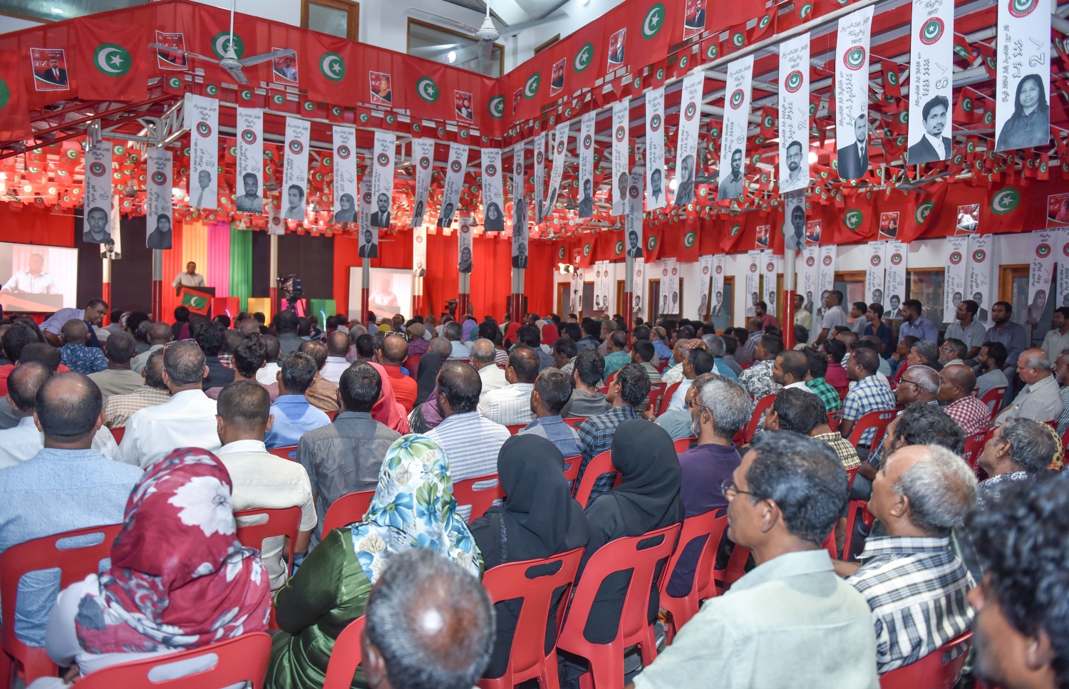 ކުނޫޒުގައި ޖަލްސާއެއް ކުރިއަށް ދަނީ: ގާސިމަށް މަތިކޮށްފައިވާ ޝަރުތުތަކުގެ ސަބަބުން އެތަނުގައި ޖަލްސާތައް ބޭއްވޭނެ ކަމާ މެދު ވަނީ ސުވާލު އުފެދިފައި-- ފޮޓޯ: ހުސެން ވަހީދު/ މިހާރު