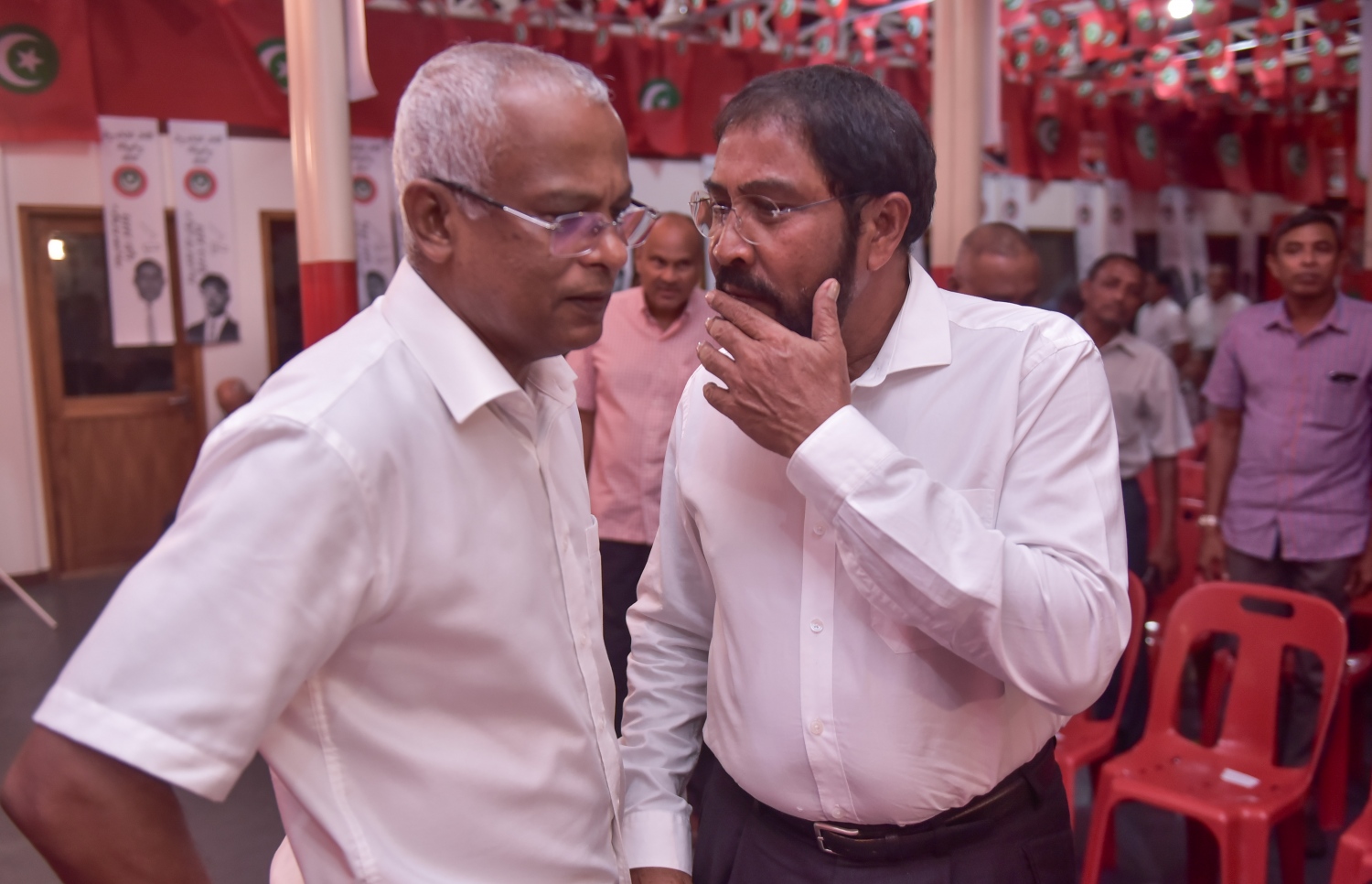 މި ވެރިކަން ގެންނަން އެންމެ ބުރަކޮށް މަސައްކަތް ކުރެއްވި ބޭފުޅުންގެ ތެރެއިން ޖޭޕީގެ ލީޑަރު ގާސިމާއި މިހާރުގެ ރައީސް އިބްރާހިމް މުހައްމަދު ސޯލިހު، ޖޭޕީގެ ހަރުގޭގައި 2017 ގައި ބޭއްވި ޖަލްސާއެއްގައި މަޝްވަރާކުރައްވަނީ.