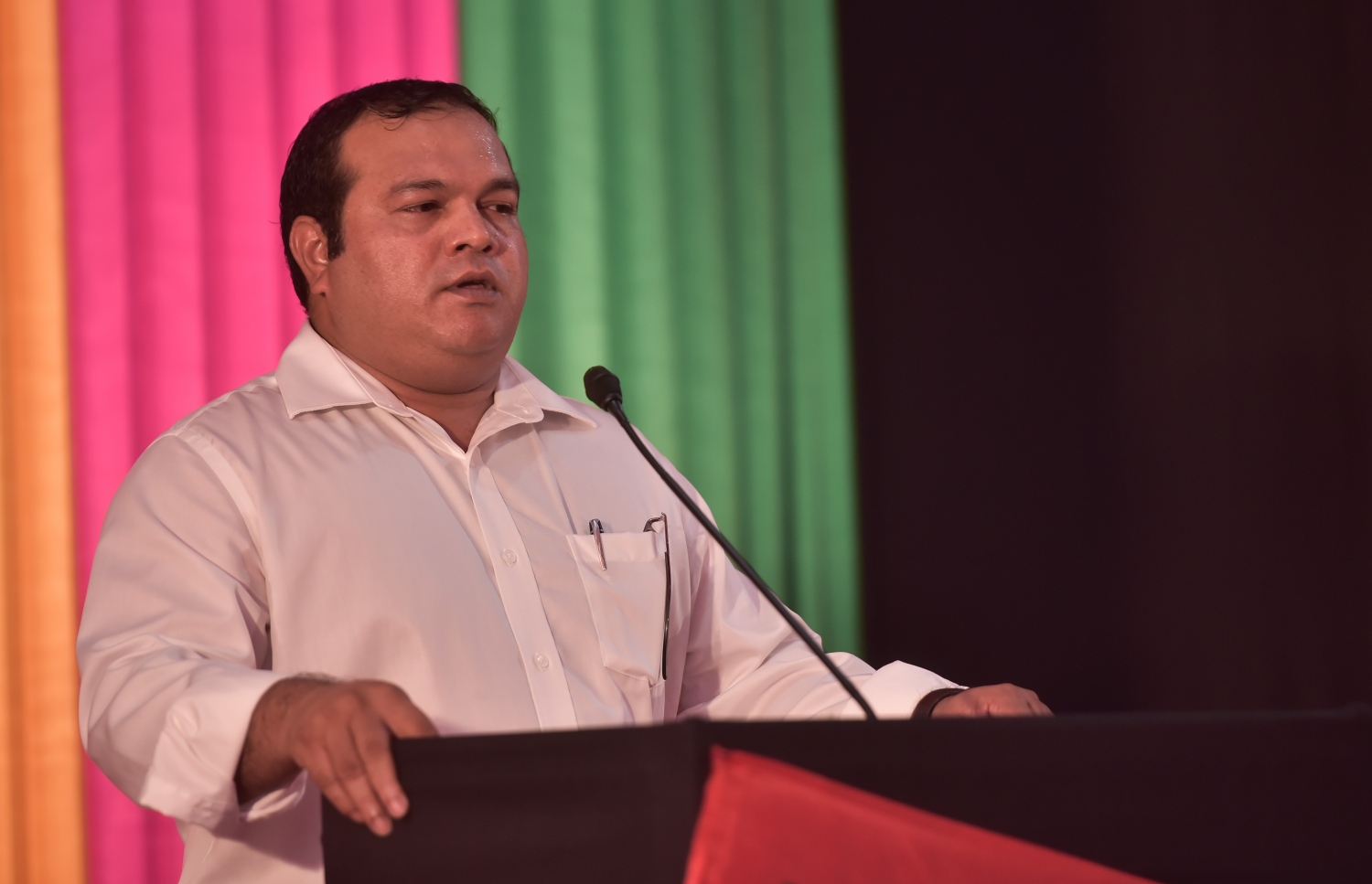 އިދިކޮޅު ކޯލިޝަނުން ބޭއްވި ޖަލްސާއެއްގައި މެމްބަރު އަސްލަމް ވާހަކަދައްކަވަނީ.---ފޮޓޯ: ހުސެއިން ވަހީދު/މިހާރު