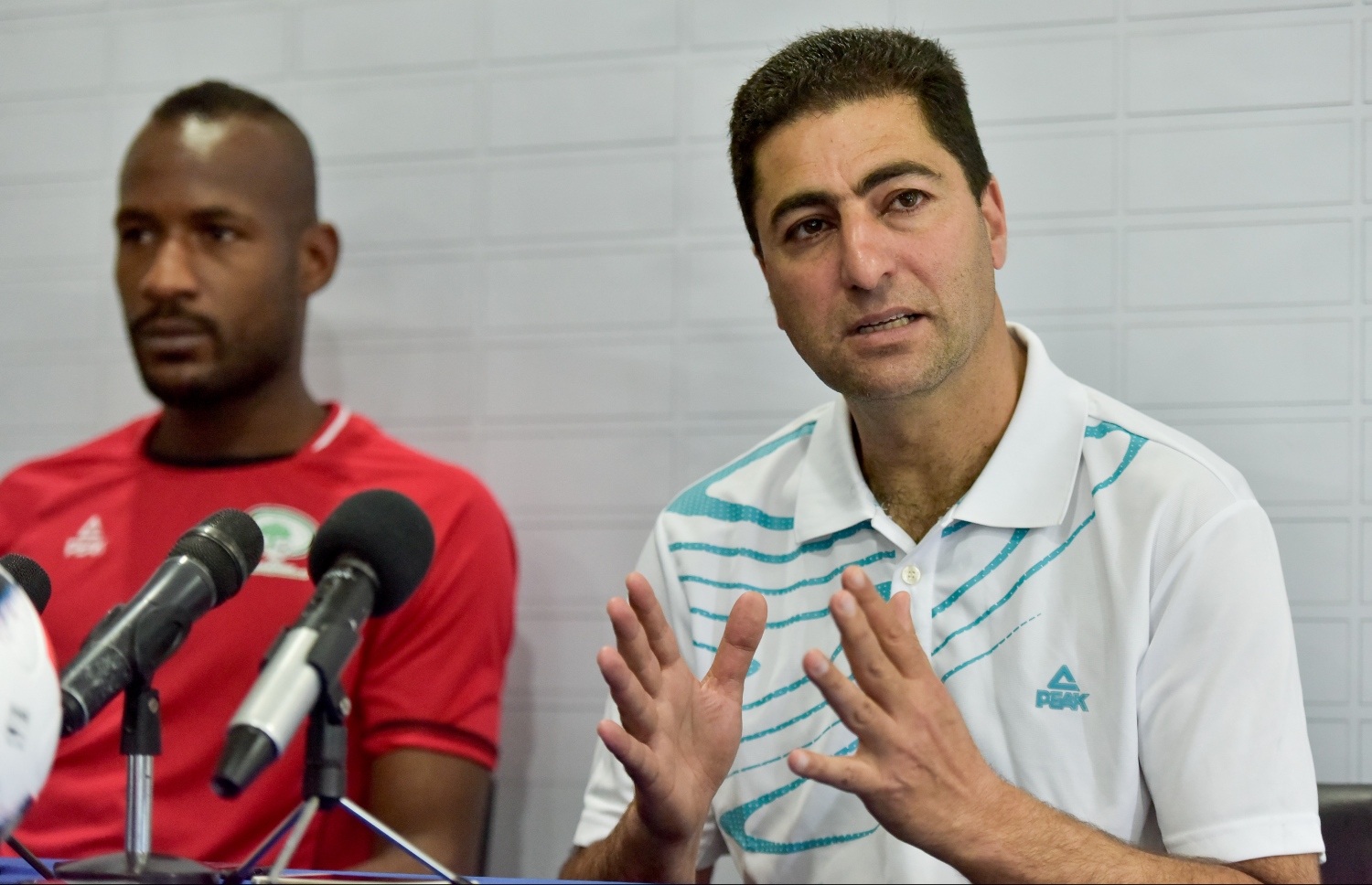 މިއަދު ބޭއްވި ނޫސްވެރިންގެ ބައްދަލުވުމުގެ ތެރެއިން ފަލަސްތީނު ކޯޗު ބަރަކާތު (ކ) އާއި އެ ޓީމުގެ ކެޕްޓަން ބައްދާރީ.-- ފޮޓޯ: ނިޝާން އަލީ/ މިހާރު