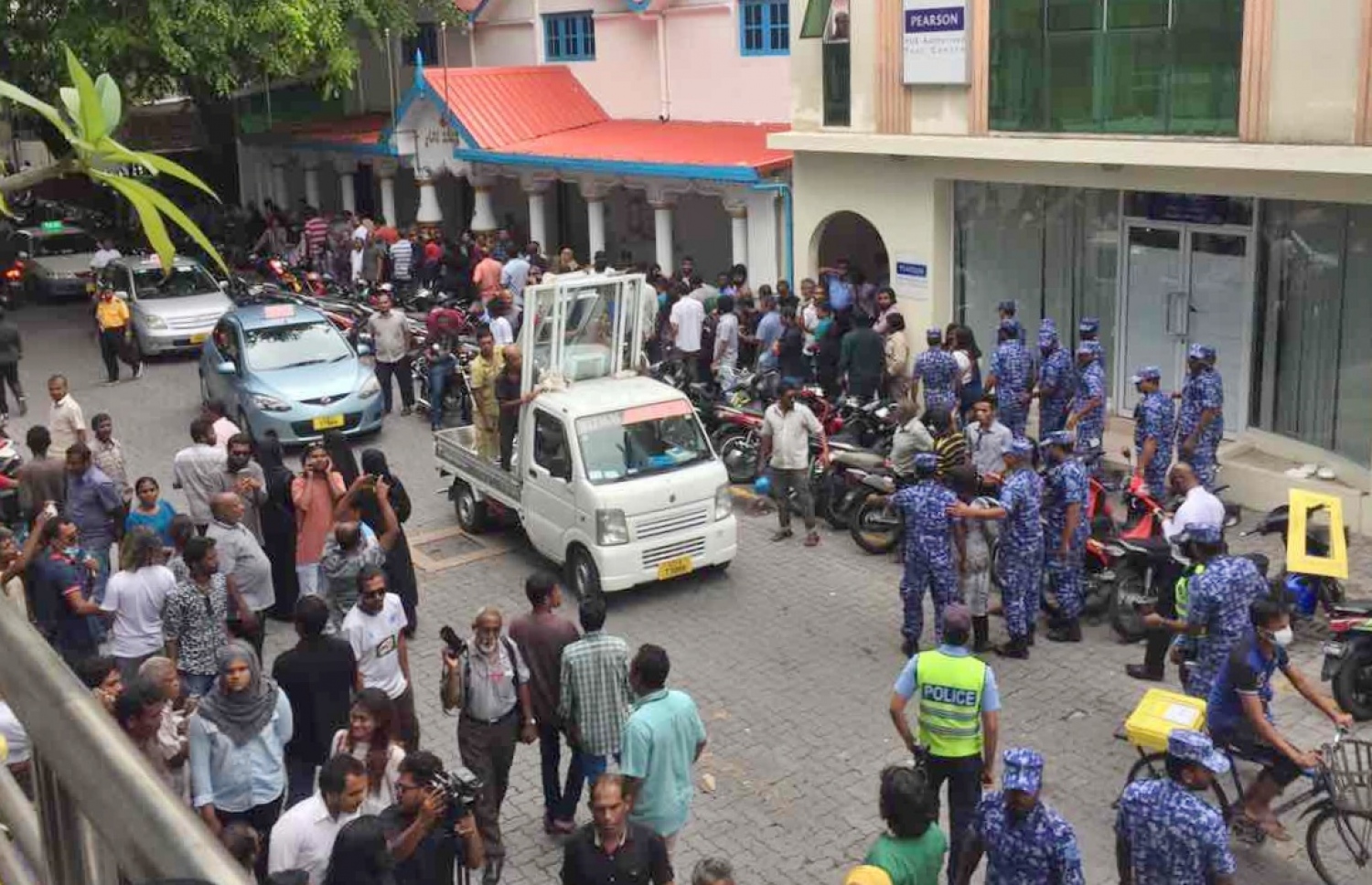 އިދިކޮޅު ފަރާތްތަކުގެ މުޒާހަރާއަކަށް ފުލުހުން ހުރަސް އަޅަނީ: ވެރިކަން ކުރާ ޕާޓީގެ އެއްވުންތައް މަގުތަކުގައި ބާއްވަން ވެސް ފުރުސަތު ލިބޭ. --ފޮޓޯ: ހުސެއިން ވަހީދު/މިހާރު