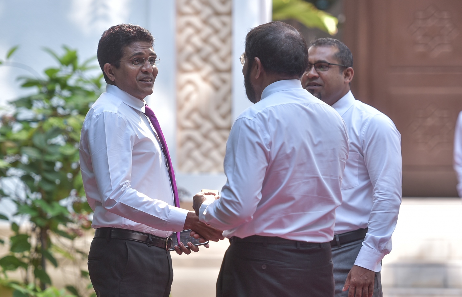 މަޖިލީހުގެ މެޖޯރިޓީ ލީޑަރު ނިހާން އާއި ޖުމްހޫރީ ޕާޓީގެ ލީޑަރު ގާސިމް ވާހަކަ ދައްކަވަނީ: އިދިކޮޅު ފަރާތްތަކުން ވިދާޅުވަނީ މަސީހް ވަކިކުރަން އިއްޔެ ނެގި ވޯޓު ސައްހަ ނޫން ކަމަށް.