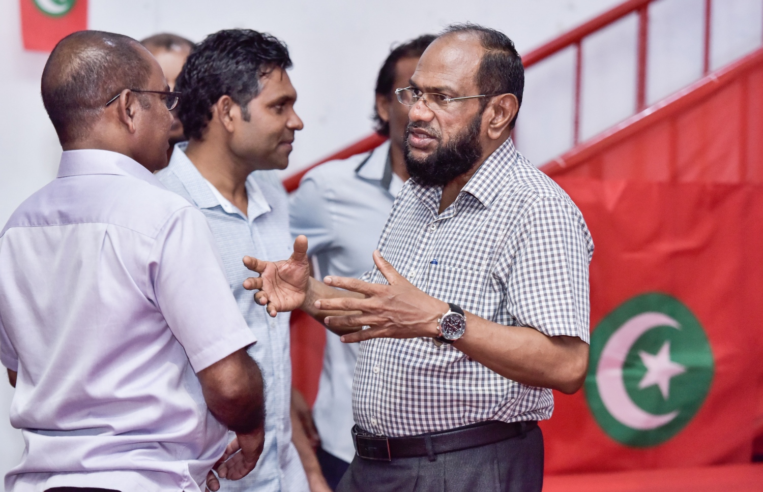 ކުރީގެ އިސްލާމިކް މިނިސްޓަރު (ކ) ކުނޫޒުގައި އޮތް ޖަލްސާއަކަށް ފަހު މީހަކާ ވާހަކަ ދައްކަވަނީ. - ފޮޓޯ: މިހާރު