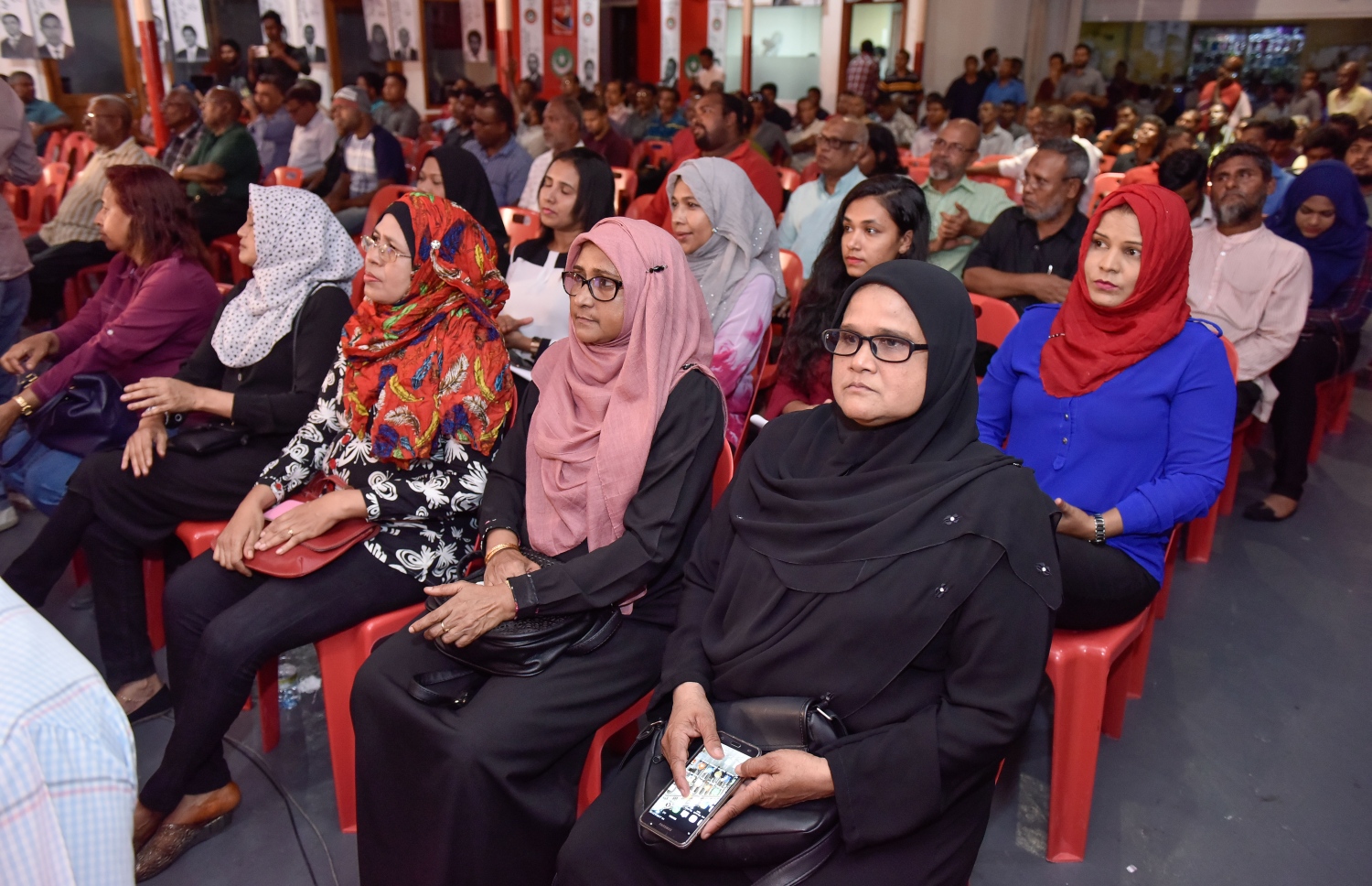 އިދިކޮޅު ކޯލިޝަނުން ބޭއްވި ޖަލްސާއެއްގެ ތެރެއިން.