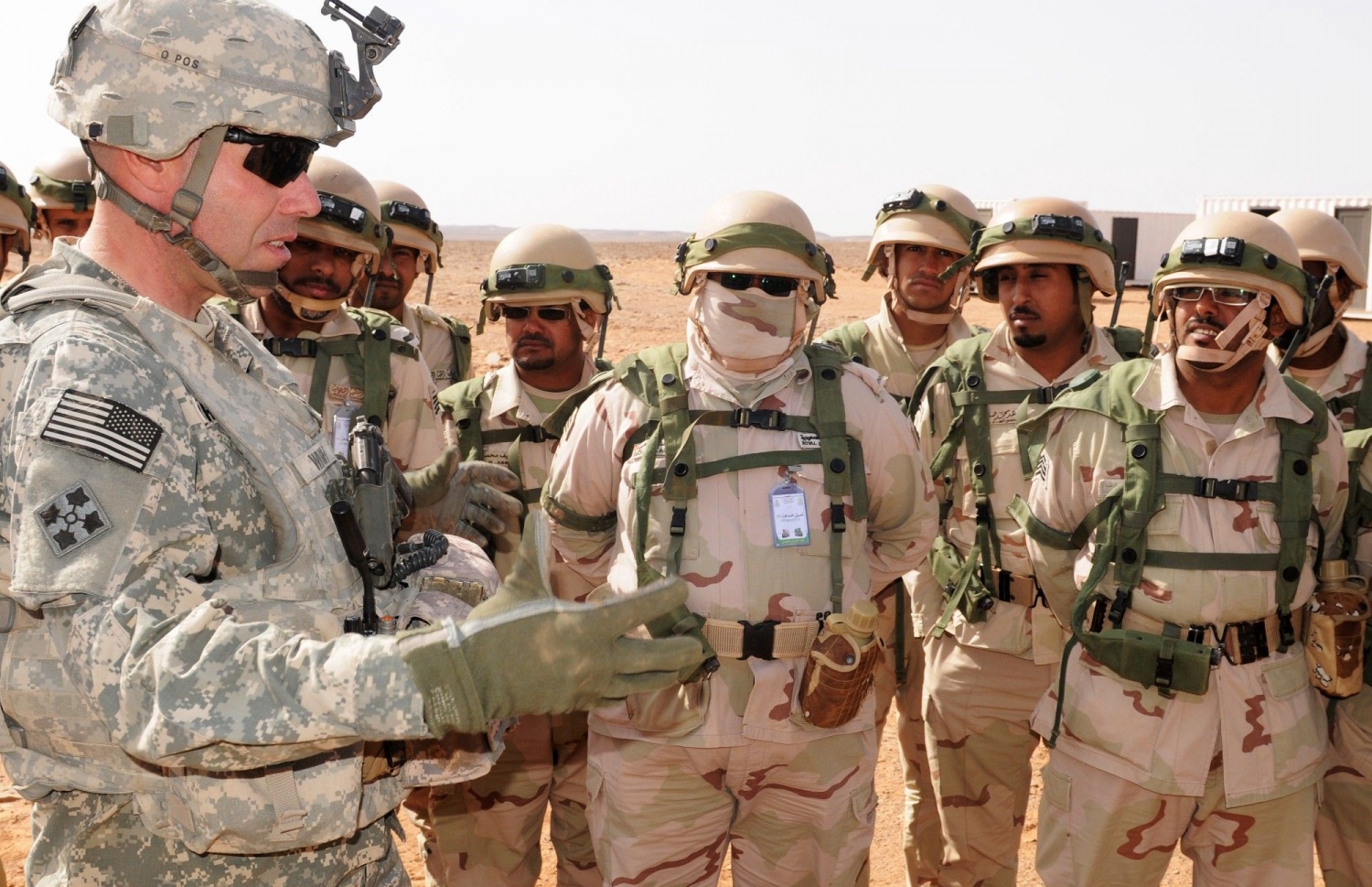 އެމެރިކާ ސިފައިންގެ މީހަކު ސައޫދީ އަރަބިއްޔާގެ ސިފައިންގެ ބަޔަކާ އެކު ހަނގުރާމައިގެ މަޝްވަރާތަކެއް ކުރަނީ.