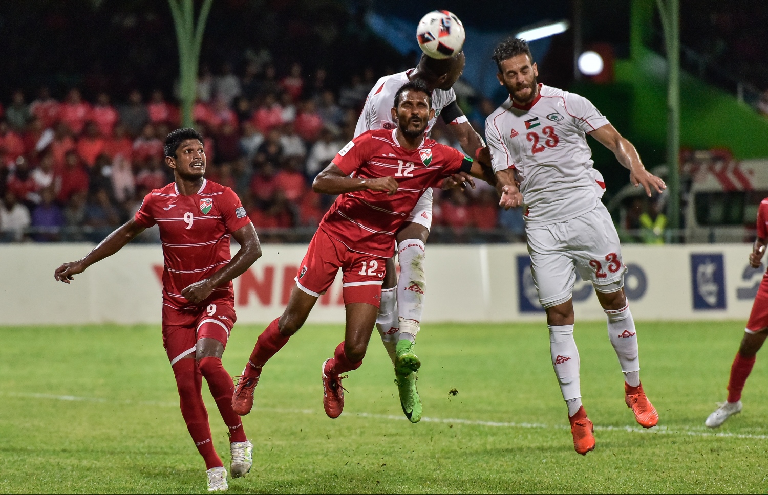 އޭޝިއަން ކަޕް ކޮލިފައިންގައި ފަލަސްތީނާއި ރާއްޖެ ކުޅުނު މެޗުގެ ތެރެއިން.-- ފޮޓޯ: ނިޝާން އަލީ/ މިހާރު