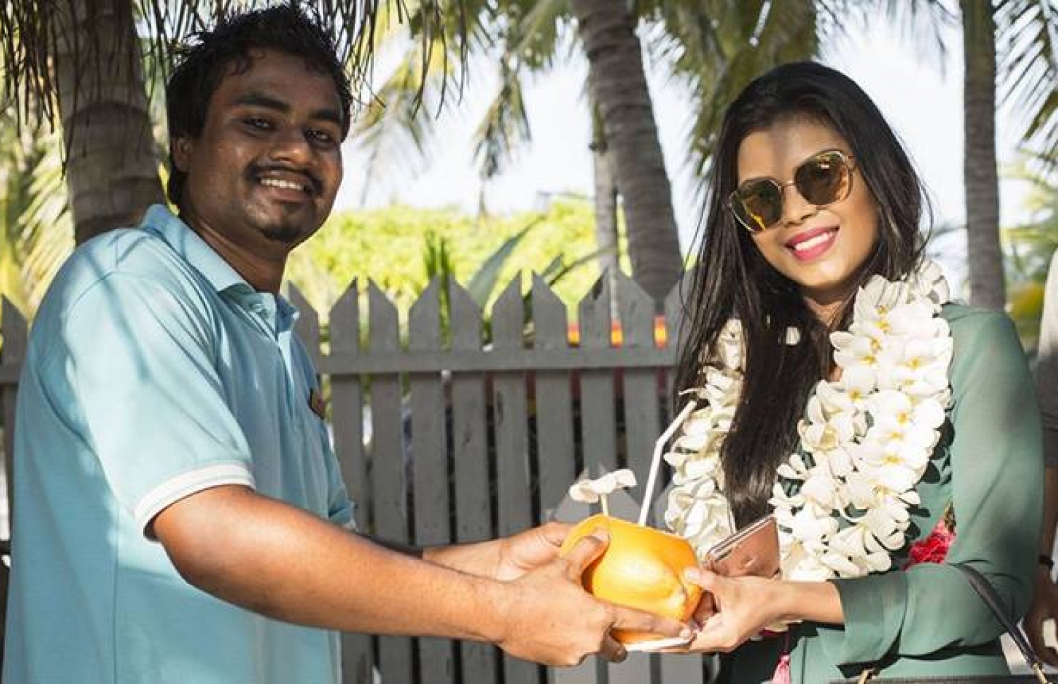 "ހައްދު" ގެ ބަތަލާ އައްޒަ އަށް ހޮލިޑޭ ހޯމް ކެލާ ގެސްޓް ހައުސް އިން މަރުހަބާ ކިޔަނީ.