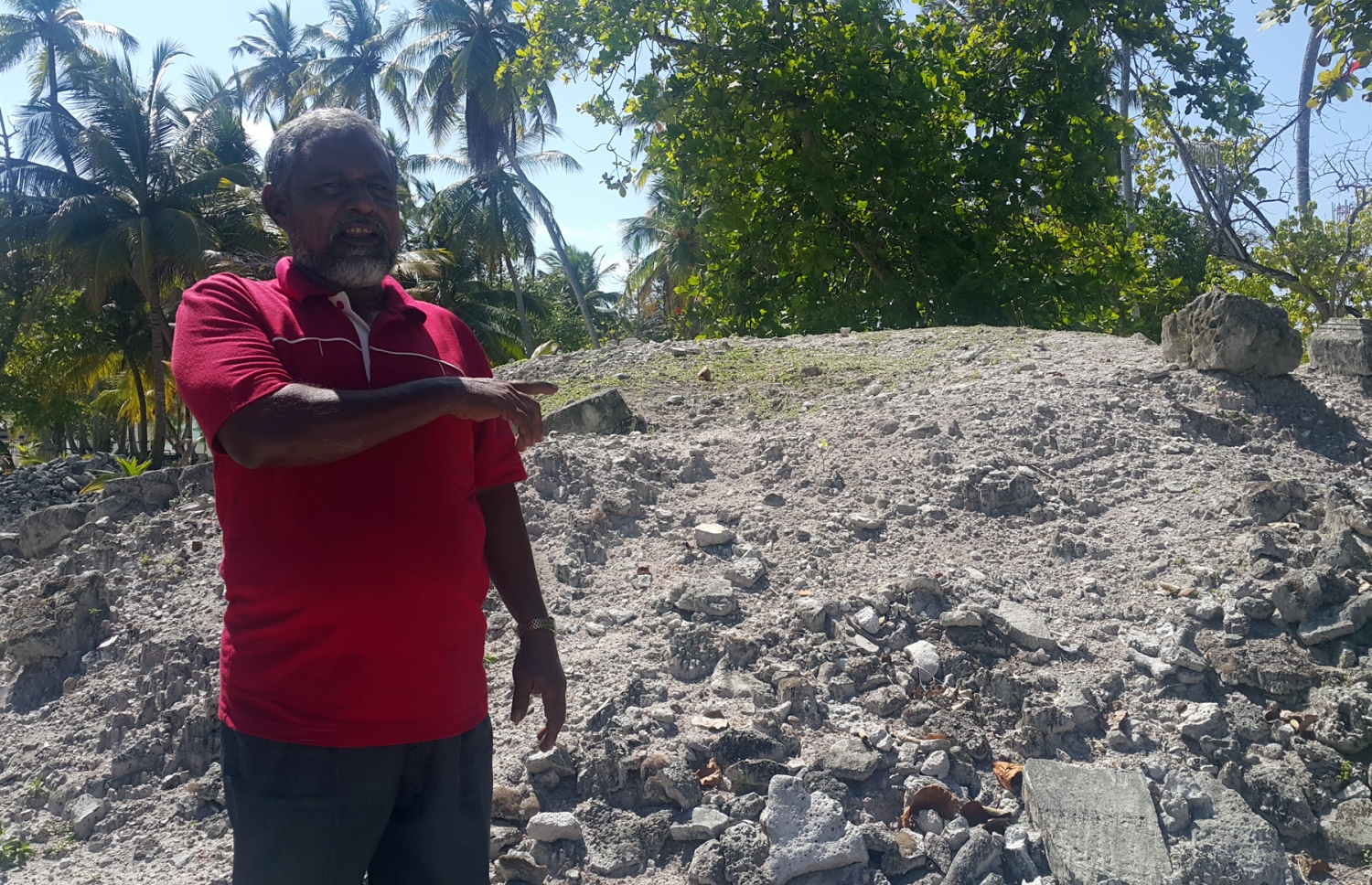 ފ. ނިލަންދޫ ފޯއްމަތި ސަރަހައްދު ކައިރީގައި ހުރެ މުހައްމަދު ފަރީދު އެ ސަރަހައްދުގެ މައުލޫމާތު ކިޔައިދެއްވަނީ. --ފޮޓޯ އަހްމަދު އަބްދުﷲ ސައީދު