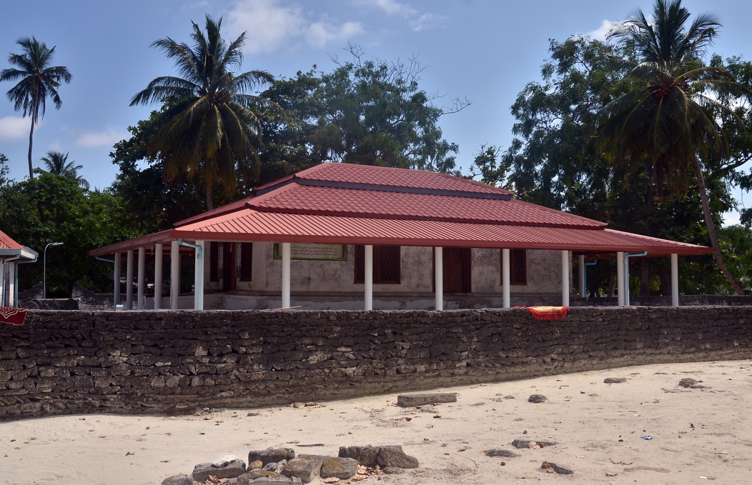 ފ. ނިލަންދޫ އިސްލާމް ކުރެއްވުމަށް ފަހު އެ ރަށުގައި ދަރުމަވަންތަ ރަސްގެފާނު ބިނާ ކުރެއްވި ހުކުރު މިސްކިތް. މިހާރު މި މިސްކިތް އެވަނީ ވަރަށް ބޮޑަށް މަރާމާތު ކޮށް ފުރާޅުގައި ޓިނު ޖަހާފައި. --ފޮޓޯ އަހްމަދު އަބްދުﷲ ސައީދު