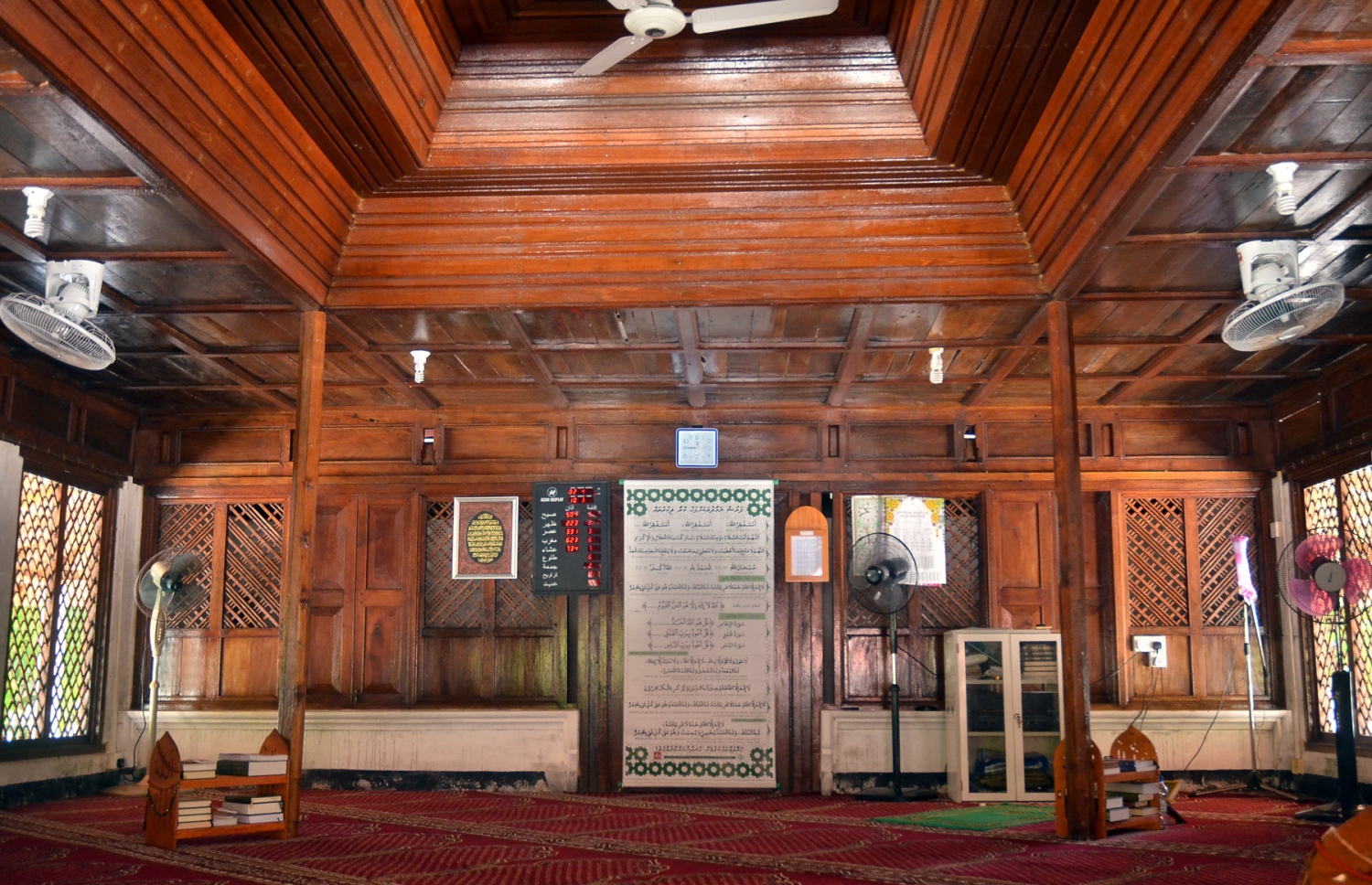 ފ. ނިލަންދޫ އިސްލާމް ކުރެއްވުމަށް ފަހު އެ ރަށުގައި ދަރުމަވަންތަ ރަސްގެފާނު ބިނާ ކުރެއްވި ހުކުރު މިސްކިތުގެ އެތެރެ. މި މިސްކިތް މިހާރު ވަނީ މަރާމާތު ކުރުމުގެ ސަބަބުން ކުރީގެ ބައެއް ގޮތްތައް ގެއްލިފައި. --ފޮޓޯ އަހްމަދު އަބްދުﷲ ސައީދު