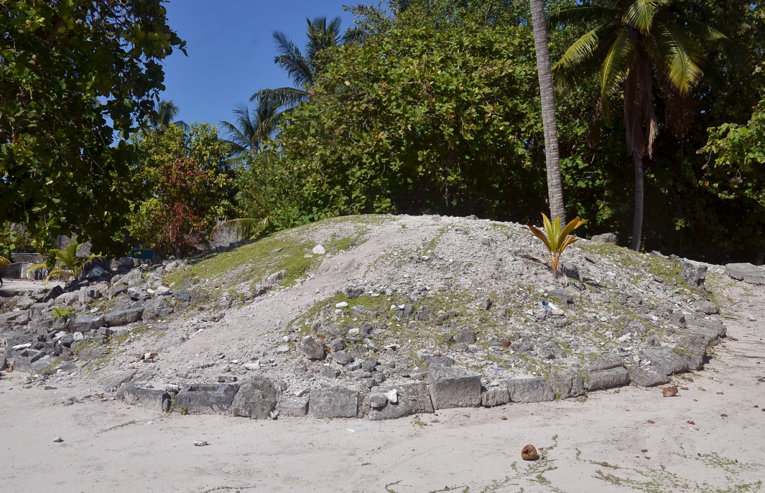ފ. ނިލަންދޫ ފޯއްމަތި ސަރަހައްދުގެ ގޮތުގައި މަޝްހޫރު ވެފައިވާ ތަން: މި ފަސްގަނޑުގެ އަޑީގައި ވަނީ ސުންނާފަތިކޮށްލާފައިވާ ބުދު ދީނުގެ ފައްޅިއެއްގެ ބައިތައް. --ފޮޓޯ އަހްމަދު އަބްދުﷲ ސައީދު