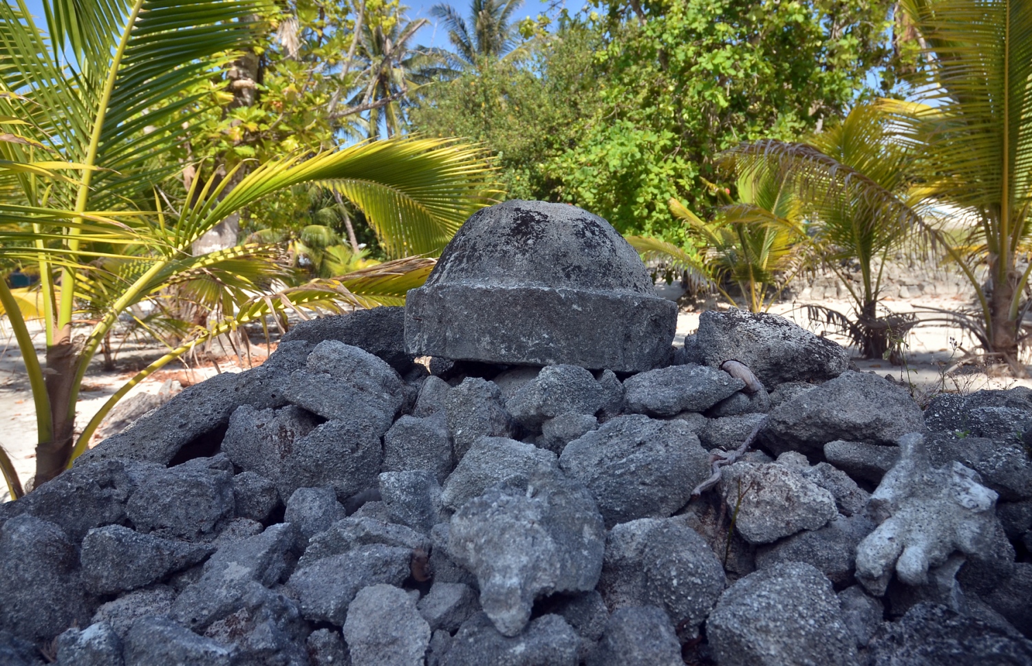 ފ. ނިލަންދޫ ފޯއްމަތި ސަރަހައްދުގައި ހުރި ގާ ފުންޏެއްގެ މަތީގައި، ބުދު ދީނުގެ އާސާރީ އެއްޗެއް ކަމަށް ބެލެވޭ ހިރިގަލުން ހަދާފައިވާ ވައް އެއްޗެއް. --ފޮޓޯ އަހްމަދު އަބްދުﷲ ސައީދު