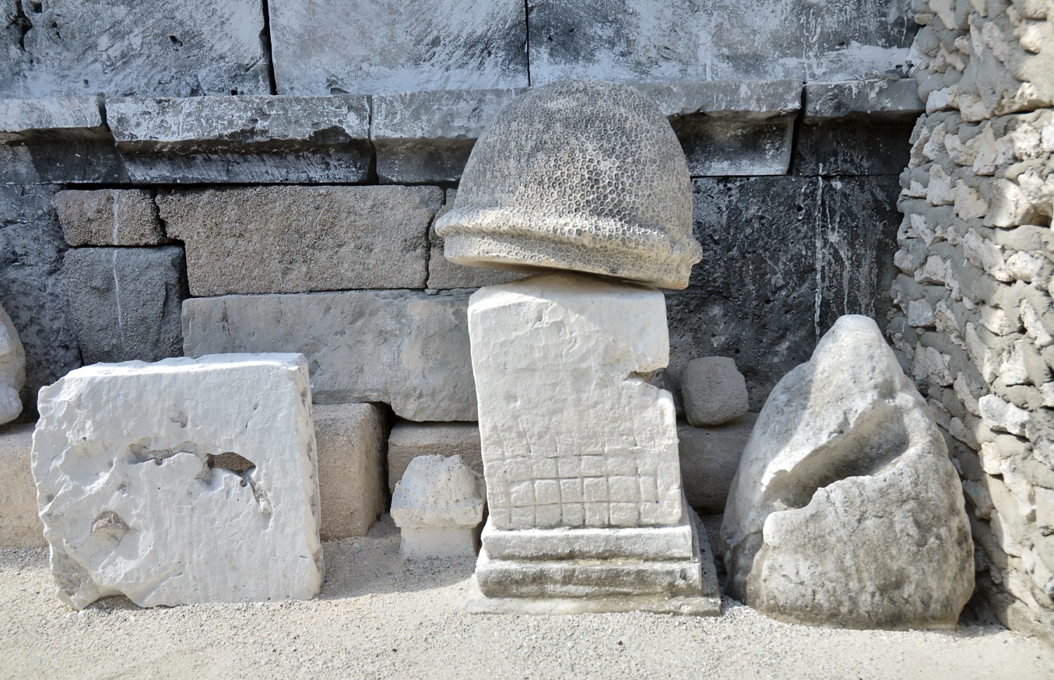 ފ. ނިލަންދޫ އިސްލާމް ކުރެއްވުމަށް ފަހު ދަރުމަވަންތަ ރަސްގެފާނު ބިނާކޮށްދެއްވި އެ ރަށު ހުކުރު މިސްކިތުގެ ގޯތިތެރޭގައި މިހާރު ވެސް ހުރި ބުދު ދީނުގެ އާސާރީ އެއްޗެއް ކަމަށް ބެލެވޭ އޮނުހިރިން ހަދާފައިވާ ވައް އެއްޗެއް. --ފޮޓޯ އަހްމަދު އަބްދުﷲ ސައީދު